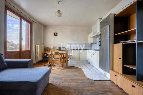 T2 au 5ème etage + cave + grenier