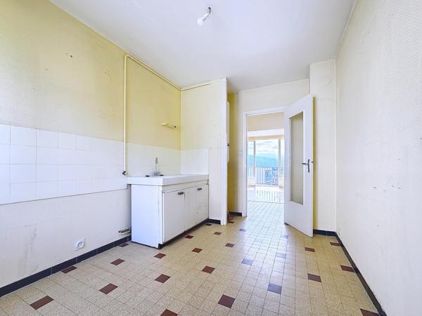 A 6 points du DPE D, T3 à rénover, belle surface, vue magnifique !