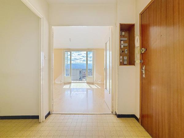 A 6 points du DPE D, T3 à rénover, belle surface, vue magnifique !