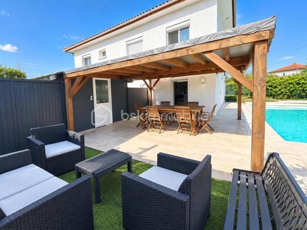Il y a des maisons que l'on visite, et il y a celles que l'on ressent.
Celle-ci fait partie de la seconde catégorie.

C'est bien plus qu'une maison de 151 m² sur un terrain de 600 m² construite en 1967. C'est une maison qui a traversé le temps, qui a été aimée, choyée, et qui vient de connaître une rénovation profonde, avec une exigence rare. Chaque détail a été pensé avec soin, avec cœur, pour offrir aujourd'hui un confort absolu et une sérénité que l'on ressent dès le pas de la porte.
Ici, la vie de famille prend tout son sens.

À l'étage Vous êtes accueilli par une entrée séparée avec interphone, qui préserve votre intimité. Elle s'ouvre sur un séjour baigné de lumière, chaleureux en hiver, frais en été. Le cœur de la maison bat dans sa cuisine entièrement neuve, équipée, fonctionnelle, offrant de multiples rangements intelligents. On s'y voit déjà partager, cuisiner, rire. Elle est prolongée par un cellier / buanderie discret et si précieux au quotidien.
La partie nuit est un véritable cocon : deux belles chambres au calme, un toilette séparé pour plus d'intimité, et une salle de bain d'exception qui invite à la détente, avec sa grande douche à l'italienne et sa baignoire pour vos moments de bien-être.

Au rez-de-chaussée, une seconde vie s'offre à vous.
C'est l'intelligence de cette maison : elle sait s'adapter à vous. Vous y découvrirez deux autres chambres confortables, une salle d'eau moderne, un second toilette séparé, et un second séjour avec son coin cuisine. Grâce à son accès direct à la terrasse, ce lieu devient en un instant une cuisine d'été conviviale, l'endroit parfait pour les déjeuners qui s'éternisent, les soirées d'amis, l'indépendance pour vos adolescents, vos proches, ou même un projet de location.

À l'extérieur, Vous profiterez d'une belle piscine pour vous rafraîchir aux plus chaudes journées,  et d'un balcon offrant une vue dégagée et apaisante sur les environs.
Et Une dépendance de plus de 14 m², solide et polyvalente, parfaite pour l'atelier, le bricolage, le stockage.
 Un abri de jardin pour vos outils, et  un poulailler. 

Une maison qui vous protège et vous facilite la vie.
Ici, tout a été prévu pour votre confort et votre sérénité au quotidien : fibre optique, double vitrage avec moustiquaires, volets roulants électriques, chauffage électrique couplé à l'aérothermie et pompe à chaleur air/air pour des factures maîtrisées, portail motorisé pour votre tranquillité.

Pour la visite, merci de contacter uniquement Hanadi Faraj BSK immobilier et de prévoir une pièce d'identité en cours de validité.