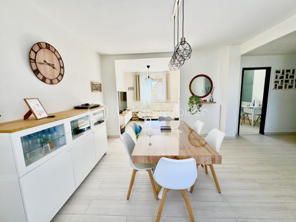 Il y a des maisons que l'on visite, et il y a celles que l'on ressent.
Celle-ci fait partie de la seconde catégorie.

C'est bien plus qu'une maison de 151 m² sur un terrain de 600 m² construite en 1967. C'est une maison qui a traversé le temps, qui a été aimée, choyée, et qui vient de connaître une rénovation profonde, avec une exigence rare. Chaque détail a été pensé avec soin, avec cœur, pour offrir aujourd'hui un confort absolu et une sérénité que l'on ressent dès le pas de la porte.
Ici, la vie de famille prend tout son sens.

À l'étage Vous êtes accueilli par une entrée séparée avec interphone, qui préserve votre intimité. Elle s'ouvre sur un séjour baigné de lumière, chaleureux en hiver, frais en été. Le cœur de la maison bat dans sa cuisine entièrement neuve, équipée, fonctionnelle, offrant de multiples rangements intelligents. On s'y voit déjà partager, cuisiner, rire. Elle est prolongée par un cellier / buanderie discret et si précieux au quotidien.
La partie nuit est un véritable cocon : deux belles chambres au calme, un toilette séparé pour plus d'intimité, et une salle de bain d'exception qui invite à la détente, avec sa grande douche à l'italienne et sa baignoire pour vos moments de bien-être.

Au rez-de-chaussée, une seconde vie s'offre à vous.
C'est l'intelligence de cette maison : elle sait s'adapter à vous. Vous y découvrirez deux autres chambres confortables, une salle d'eau moderne, un second toilette séparé, et un second séjour avec son coin cuisine. Grâce à son accès direct à la terrasse, ce lieu devient en un instant une cuisine d'été conviviale, l'endroit parfait pour les déjeuners qui s'éternisent, les soirées d'amis, l'indépendance pour vos adolescents, vos proches, ou même un projet de location.

À l'extérieur, Vous profiterez d'une belle piscine pour vous rafraîchir aux plus chaudes journées,  et d'un balcon offrant une vue dégagée et apaisante sur les environs.
Et Une dépendance de plus de 14 m², solide et polyvalente, parfaite pour l'atelier, le bricolage, le stockage.
 Un abri de jardin pour vos outils, et  un poulailler. 

Une maison qui vous protège et vous facilite la vie.
Ici, tout a été prévu pour votre confort et votre sérénité au quotidien : fibre optique, double vitrage avec moustiquaires, volets roulants électriques, chauffage électrique couplé à l'aérothermie et pompe à chaleur air/air pour des factures maîtrisées, portail motorisé pour votre tranquillité.

Pour la visite, merci de contacter uniquement Hanadi Faraj BSK immobilier et de prévoir une pièce d'identité en cours de validité.