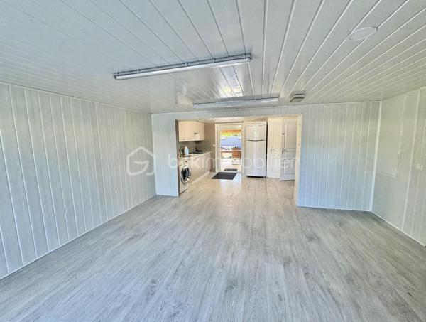Il y a des maisons que l'on visite, et il y a celles que l'on ressent.
Celle-ci fait partie de la seconde catégorie.

C'est bien plus qu'une maison de 151 m² sur un terrain de 600 m² construite en 1967. C'est une maison qui a traversé le temps, qui a été aimée, choyée, et qui vient de connaître une rénovation profonde, avec une exigence rare. Chaque détail a été pensé avec soin, avec cœur, pour offrir aujourd'hui un confort absolu et une sérénité que l'on ressent dès le pas de la porte.
Ici, la vie de famille prend tout son sens.

À l'étage Vous êtes accueilli par une entrée séparée avec interphone, qui préserve votre intimité. Elle s'ouvre sur un séjour baigné de lumière, chaleureux en hiver, frais en été. Le cœur de la maison bat dans sa cuisine entièrement neuve, équipée, fonctionnelle, offrant de multiples rangements intelligents. On s'y voit déjà partager, cuisiner, rire. Elle est prolongée par un cellier / buanderie discret et si précieux au quotidien.
La partie nuit est un véritable cocon : deux belles chambres au calme, un toilette séparé pour plus d'intimité, et une salle de bain d'exception qui invite à la détente, avec sa grande douche à l'italienne et sa baignoire pour vos moments de bien-être.

Au rez-de-chaussée, une seconde vie s'offre à vous.
C'est l'intelligence de cette maison : elle sait s'adapter à vous. Vous y découvrirez deux autres chambres confortables, une salle d'eau moderne, un second toilette séparé, et un second séjour avec son coin cuisine. Grâce à son accès direct à la terrasse, ce lieu devient en un instant une cuisine d'été conviviale, l'endroit parfait pour les déjeuners qui s'éternisent, les soirées d'amis, l'indépendance pour vos adolescents, vos proches, ou même un projet de location.

À l'extérieur, Vous profiterez d'une belle piscine pour vous rafraîchir aux plus chaudes journées,  et d'un balcon offrant une vue dégagée et apaisante sur les environs.
Et Une dépendance de plus de 14 m², solide et polyvalente, parfaite pour l'atelier, le bricolage, le stockage.
 Un abri de jardin pour vos outils, et  un poulailler. 

Une maison qui vous protège et vous facilite la vie.
Ici, tout a été prévu pour votre confort et votre sérénité au quotidien : fibre optique, double vitrage avec moustiquaires, volets roulants électriques, chauffage électrique couplé à l'aérothermie et pompe à chaleur air/air pour des factures maîtrisées, portail motorisé pour votre tranquillité.

Pour la visite, merci de contacter uniquement Hanadi Faraj BSK immobilier et de prévoir une pièce d'identité en cours de validité.