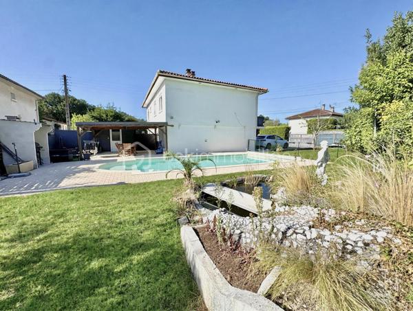 Il y a des maisons que l'on visite, et il y a celles que l'on ressent.
Celle-ci fait partie de la seconde catégorie.

C'est bien plus qu'une maison de 151 m² sur un terrain de 600 m² construite en 1967. C'est une maison qui a traversé le temps, qui a été aimée, choyée, et qui vient de connaître une rénovation profonde, avec une exigence rare. Chaque détail a été pensé avec soin, avec cœur, pour offrir aujourd'hui un confort absolu et une sérénité que l'on ressent dès le pas de la porte.
Ici, la vie de famille prend tout son sens.

À l'étage Vous êtes accueilli par une entrée séparée avec interphone, qui préserve votre intimité. Elle s'ouvre sur un séjour baigné de lumière, chaleureux en hiver, frais en été. Le cœur de la maison bat dans sa cuisine entièrement neuve, équipée, fonctionnelle, offrant de multiples rangements intelligents. On s'y voit déjà partager, cuisiner, rire. Elle est prolongée par un cellier / buanderie discret et si précieux au quotidien.
La partie nuit est un véritable cocon : deux belles chambres au calme, un toilette séparé pour plus d'intimité, et une salle de bain d'exception qui invite à la détente, avec sa grande douche à l'italienne et sa baignoire pour vos moments de bien-être.

Au rez-de-chaussée, une seconde vie s'offre à vous.
C'est l'intelligence de cette maison : elle sait s'adapter à vous. Vous y découvrirez deux autres chambres confortables, une salle d'eau moderne, un second toilette séparé, et un second séjour avec son coin cuisine. Grâce à son accès direct à la terrasse, ce lieu devient en un instant une cuisine d'été conviviale, l'endroit parfait pour les déjeuners qui s'éternisent, les soirées d'amis, l'indépendance pour vos adolescents, vos proches, ou même un projet de location.

À l'extérieur, Vous profiterez d'une belle piscine pour vous rafraîchir aux plus chaudes journées,  et d'un balcon offrant une vue dégagée et apaisante sur les environs.
Et Une dépendance de plus de 14 m², solide et polyvalente, parfaite pour l'atelier, le bricolage, le stockage.
 Un abri de jardin pour vos outils, et  un poulailler. 

Une maison qui vous protège et vous facilite la vie.
Ici, tout a été prévu pour votre confort et votre sérénité au quotidien : fibre optique, double vitrage avec moustiquaires, volets roulants électriques, chauffage électrique couplé à l'aérothermie et pompe à chaleur air/air pour des factures maîtrisées, portail motorisé pour votre tranquillité.

Pour la visite, merci de contacter uniquement Hanadi Faraj BSK immobilier et de prévoir une pièce d'identité en cours de validité.