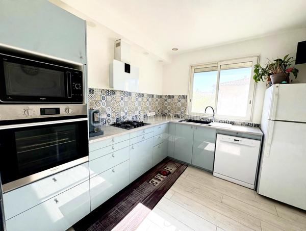 Il y a des maisons que l'on visite, et il y a celles que l'on ressent.
Celle-ci fait partie de la seconde catégorie.

C'est bien plus qu'une maison de 151 m² sur un terrain de 600 m² construite en 1967. C'est une maison qui a traversé le temps, qui a été aimée, choyée, et qui vient de connaître une rénovation profonde, avec une exigence rare. Chaque détail a été pensé avec soin, avec cœur, pour offrir aujourd'hui un confort absolu et une sérénité que l'on ressent dès le pas de la porte.
Ici, la vie de famille prend tout son sens.

À l'étage Vous êtes accueilli par une entrée séparée avec interphone, qui préserve votre intimité. Elle s'ouvre sur un séjour baigné de lumière, chaleureux en hiver, frais en été. Le cœur de la maison bat dans sa cuisine entièrement neuve, équipée, fonctionnelle, offrant de multiples rangements intelligents. On s'y voit déjà partager, cuisiner, rire. Elle est prolongée par un cellier / buanderie discret et si précieux au quotidien.
La partie nuit est un véritable cocon : deux belles chambres au calme, un toilette séparé pour plus d'intimité, et une salle de bain d'exception qui invite à la détente, avec sa grande douche à l'italienne et sa baignoire pour vos moments de bien-être.

Au rez-de-chaussée, une seconde vie s'offre à vous.
C'est l'intelligence de cette maison : elle sait s'adapter à vous. Vous y découvrirez deux autres chambres confortables, une salle d'eau moderne, un second toilette séparé, et un second séjour avec son coin cuisine. Grâce à son accès direct à la terrasse, ce lieu devient en un instant une cuisine d'été conviviale, l'endroit parfait pour les déjeuners qui s'éternisent, les soirées d'amis, l'indépendance pour vos adolescents, vos proches, ou même un projet de location.

À l'extérieur, Vous profiterez d'une belle piscine pour vous rafraîchir aux plus chaudes journées,  et d'un balcon offrant une vue dégagée et apaisante sur les environs.
Et Une dépendance de plus de 14 m², solide et polyvalente, parfaite pour l'atelier, le bricolage, le stockage.
 Un abri de jardin pour vos outils, et  un poulailler. 

Une maison qui vous protège et vous facilite la vie.
Ici, tout a été prévu pour votre confort et votre sérénité au quotidien : fibre optique, double vitrage avec moustiquaires, volets roulants électriques, chauffage électrique couplé à l'aérothermie et pompe à chaleur air/air pour des factures maîtrisées, portail motorisé pour votre tranquillité.

Pour la visite, merci de contacter uniquement Hanadi Faraj BSK immobilier et de prévoir une pièce d'identité en cours de validité.