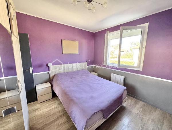 Il y a des maisons que l'on visite, et il y a celles que l'on ressent.
Celle-ci fait partie de la seconde catégorie.

C'est bien plus qu'une maison de 151 m² sur un terrain de 600 m² construite en 1967. C'est une maison qui a traversé le temps, qui a été aimée, choyée, et qui vient de connaître une rénovation profonde, avec une exigence rare. Chaque détail a été pensé avec soin, avec cœur, pour offrir aujourd'hui un confort absolu et une sérénité que l'on ressent dès le pas de la porte.
Ici, la vie de famille prend tout son sens.

À l'étage Vous êtes accueilli par une entrée séparée avec interphone, qui préserve votre intimité. Elle s'ouvre sur un séjour baigné de lumière, chaleureux en hiver, frais en été. Le cœur de la maison bat dans sa cuisine entièrement neuve, équipée, fonctionnelle, offrant de multiples rangements intelligents. On s'y voit déjà partager, cuisiner, rire. Elle est prolongée par un cellier / buanderie discret et si précieux au quotidien.
La partie nuit est un véritable cocon : deux belles chambres au calme, un toilette séparé pour plus d'intimité, et une salle de bain d'exception qui invite à la détente, avec sa grande douche à l'italienne et sa baignoire pour vos moments de bien-être.

Au rez-de-chaussée, une seconde vie s'offre à vous.
C'est l'intelligence de cette maison : elle sait s'adapter à vous. Vous y découvrirez deux autres chambres confortables, une salle d'eau moderne, un second toilette séparé, et un second séjour avec son coin cuisine. Grâce à son accès direct à la terrasse, ce lieu devient en un instant une cuisine d'été conviviale, l'endroit parfait pour les déjeuners qui s'éternisent, les soirées d'amis, l'indépendance pour vos adolescents, vos proches, ou même un projet de location.

À l'extérieur, Vous profiterez d'une belle piscine pour vous rafraîchir aux plus chaudes journées,  et d'un balcon offrant une vue dégagée et apaisante sur les environs.
Et Une dépendance de plus de 14 m², solide et polyvalente, parfaite pour l'atelier, le bricolage, le stockage.
 Un abri de jardin pour vos outils, et  un poulailler. 

Une maison qui vous protège et vous facilite la vie.
Ici, tout a été prévu pour votre confort et votre sérénité au quotidien : fibre optique, double vitrage avec moustiquaires, volets roulants électriques, chauffage électrique couplé à l'aérothermie et pompe à chaleur air/air pour des factures maîtrisées, portail motorisé pour votre tranquillité.

Pour la visite, merci de contacter uniquement Hanadi Faraj BSK immobilier et de prévoir une pièce d'identité en cours de validité.
