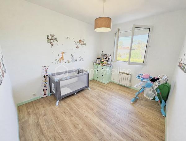 Il y a des maisons que l'on visite, et il y a celles que l'on ressent.
Celle-ci fait partie de la seconde catégorie.

C'est bien plus qu'une maison de 151 m² sur un terrain de 600 m² construite en 1967. C'est une maison qui a traversé le temps, qui a été aimée, choyée, et qui vient de connaître une rénovation profonde, avec une exigence rare. Chaque détail a été pensé avec soin, avec cœur, pour offrir aujourd'hui un confort absolu et une sérénité que l'on ressent dès le pas de la porte.
Ici, la vie de famille prend tout son sens.

À l'étage Vous êtes accueilli par une entrée séparée avec interphone, qui préserve votre intimité. Elle s'ouvre sur un séjour baigné de lumière, chaleureux en hiver, frais en été. Le cœur de la maison bat dans sa cuisine entièrement neuve, équipée, fonctionnelle, offrant de multiples rangements intelligents. On s'y voit déjà partager, cuisiner, rire. Elle est prolongée par un cellier / buanderie discret et si précieux au quotidien.
La partie nuit est un véritable cocon : deux belles chambres au calme, un toilette séparé pour plus d'intimité, et une salle de bain d'exception qui invite à la détente, avec sa grande douche à l'italienne et sa baignoire pour vos moments de bien-être.

Au rez-de-chaussée, une seconde vie s'offre à vous.
C'est l'intelligence de cette maison : elle sait s'adapter à vous. Vous y découvrirez deux autres chambres confortables, une salle d'eau moderne, un second toilette séparé, et un second séjour avec son coin cuisine. Grâce à son accès direct à la terrasse, ce lieu devient en un instant une cuisine d'été conviviale, l'endroit parfait pour les déjeuners qui s'éternisent, les soirées d'amis, l'indépendance pour vos adolescents, vos proches, ou même un projet de location.

À l'extérieur, Vous profiterez d'une belle piscine pour vous rafraîchir aux plus chaudes journées,  et d'un balcon offrant une vue dégagée et apaisante sur les environs.
Et Une dépendance de plus de 14 m², solide et polyvalente, parfaite pour l'atelier, le bricolage, le stockage.
 Un abri de jardin pour vos outils, et  un poulailler. 

Une maison qui vous protège et vous facilite la vie.
Ici, tout a été prévu pour votre confort et votre sérénité au quotidien : fibre optique, double vitrage avec moustiquaires, volets roulants électriques, chauffage électrique couplé à l'aérothermie et pompe à chaleur air/air pour des factures maîtrisées, portail motorisé pour votre tranquillité.

Pour la visite, merci de contacter uniquement Hanadi Faraj BSK immobilier et de prévoir une pièce d'identité en cours de validité.