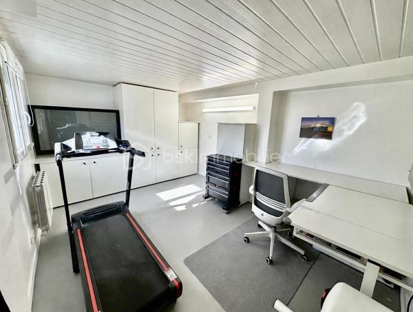Il y a des maisons que l'on visite, et il y a celles que l'on ressent.
Celle-ci fait partie de la seconde catégorie.

C'est bien plus qu'une maison de 151 m² sur un terrain de 600 m² construite en 1967. C'est une maison qui a traversé le temps, qui a été aimée, choyée, et qui vient de connaître une rénovation profonde, avec une exigence rare. Chaque détail a été pensé avec soin, avec cœur, pour offrir aujourd'hui un confort absolu et une sérénité que l'on ressent dès le pas de la porte.
Ici, la vie de famille prend tout son sens.

À l'étage Vous êtes accueilli par une entrée séparée avec interphone, qui préserve votre intimité. Elle s'ouvre sur un séjour baigné de lumière, chaleureux en hiver, frais en été. Le cœur de la maison bat dans sa cuisine entièrement neuve, équipée, fonctionnelle, offrant de multiples rangements intelligents. On s'y voit déjà partager, cuisiner, rire. Elle est prolongée par un cellier / buanderie discret et si précieux au quotidien.
La partie nuit est un véritable cocon : deux belles chambres au calme, un toilette séparé pour plus d'intimité, et une salle de bain d'exception qui invite à la détente, avec sa grande douche à l'italienne et sa baignoire pour vos moments de bien-être.

Au rez-de-chaussée, une seconde vie s'offre à vous.
C'est l'intelligence de cette maison : elle sait s'adapter à vous. Vous y découvrirez deux autres chambres confortables, une salle d'eau moderne, un second toilette séparé, et un second séjour avec son coin cuisine. Grâce à son accès direct à la terrasse, ce lieu devient en un instant une cuisine d'été conviviale, l'endroit parfait pour les déjeuners qui s'éternisent, les soirées d'amis, l'indépendance pour vos adolescents, vos proches, ou même un projet de location.

À l'extérieur, Vous profiterez d'une belle piscine pour vous rafraîchir aux plus chaudes journées,  et d'un balcon offrant une vue dégagée et apaisante sur les environs.
Et Une dépendance de plus de 14 m², solide et polyvalente, parfaite pour l'atelier, le bricolage, le stockage.
 Un abri de jardin pour vos outils, et  un poulailler. 

Une maison qui vous protège et vous facilite la vie.
Ici, tout a été prévu pour votre confort et votre sérénité au quotidien : fibre optique, double vitrage avec moustiquaires, volets roulants électriques, chauffage électrique couplé à l'aérothermie et pompe à chaleur air/air pour des factures maîtrisées, portail motorisé pour votre tranquillité.

Pour la visite, merci de contacter uniquement Hanadi Faraj BSK immobilier et de prévoir une pièce d'identité en cours de validité.