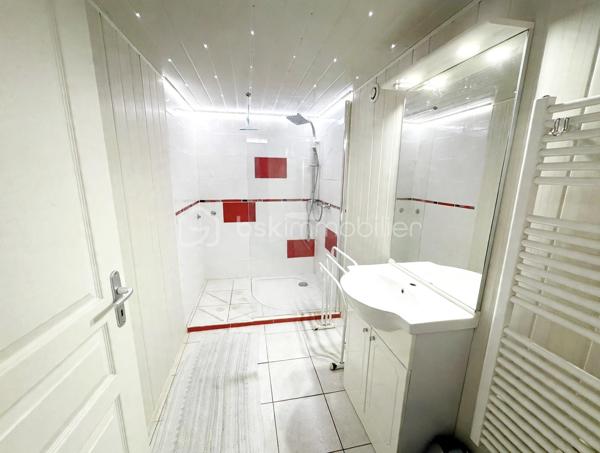 Il y a des maisons que l'on visite, et il y a celles que l'on ressent.
Celle-ci fait partie de la seconde catégorie.

C'est bien plus qu'une maison de 151 m² sur un terrain de 600 m² construite en 1967. C'est une maison qui a traversé le temps, qui a été aimée, choyée, et qui vient de connaître une rénovation profonde, avec une exigence rare. Chaque détail a été pensé avec soin, avec cœur, pour offrir aujourd'hui un confort absolu et une sérénité que l'on ressent dès le pas de la porte.
Ici, la vie de famille prend tout son sens.

À l'étage Vous êtes accueilli par une entrée séparée avec interphone, qui préserve votre intimité. Elle s'ouvre sur un séjour baigné de lumière, chaleureux en hiver, frais en été. Le cœur de la maison bat dans sa cuisine entièrement neuve, équipée, fonctionnelle, offrant de multiples rangements intelligents. On s'y voit déjà partager, cuisiner, rire. Elle est prolongée par un cellier / buanderie discret et si précieux au quotidien.
La partie nuit est un véritable cocon : deux belles chambres au calme, un toilette séparé pour plus d'intimité, et une salle de bain d'exception qui invite à la détente, avec sa grande douche à l'italienne et sa baignoire pour vos moments de bien-être.

Au rez-de-chaussée, une seconde vie s'offre à vous.
C'est l'intelligence de cette maison : elle sait s'adapter à vous. Vous y découvrirez deux autres chambres confortables, une salle d'eau moderne, un second toilette séparé, et un second séjour avec son coin cuisine. Grâce à son accès direct à la terrasse, ce lieu devient en un instant une cuisine d'été conviviale, l'endroit parfait pour les déjeuners qui s'éternisent, les soirées d'amis, l'indépendance pour vos adolescents, vos proches, ou même un projet de location.

À l'extérieur, Vous profiterez d'une belle piscine pour vous rafraîchir aux plus chaudes journées,  et d'un balcon offrant une vue dégagée et apaisante sur les environs.
Et Une dépendance de plus de 14 m², solide et polyvalente, parfaite pour l'atelier, le bricolage, le stockage.
 Un abri de jardin pour vos outils, et  un poulailler. 

Une maison qui vous protège et vous facilite la vie.
Ici, tout a été prévu pour votre confort et votre sérénité au quotidien : fibre optique, double vitrage avec moustiquaires, volets roulants électriques, chauffage électrique couplé à l'aérothermie et pompe à chaleur air/air pour des factures maîtrisées, portail motorisé pour votre tranquillité.

Pour la visite, merci de contacter uniquement Hanadi Faraj BSK immobilier et de prévoir une pièce d'identité en cours de validité.