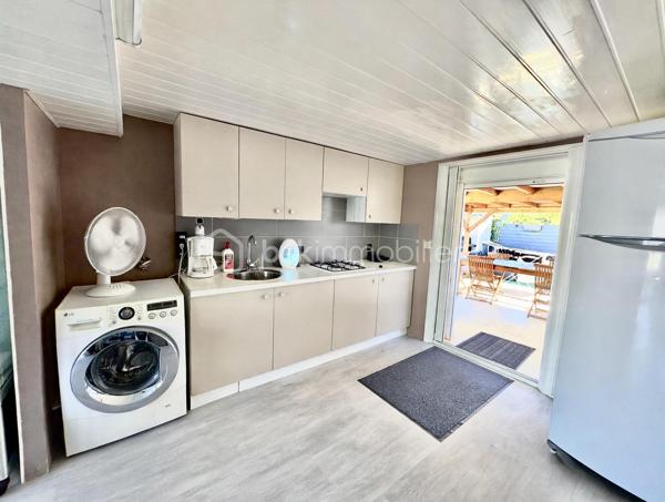 Il y a des maisons que l'on visite, et il y a celles que l'on ressent.
Celle-ci fait partie de la seconde catégorie.

C'est bien plus qu'une maison de 151 m² sur un terrain de 600 m² construite en 1967. C'est une maison qui a traversé le temps, qui a été aimée, choyée, et qui vient de connaître une rénovation profonde, avec une exigence rare. Chaque détail a été pensé avec soin, avec cœur, pour offrir aujourd'hui un confort absolu et une sérénité que l'on ressent dès le pas de la porte.
Ici, la vie de famille prend tout son sens.

À l'étage Vous êtes accueilli par une entrée séparée avec interphone, qui préserve votre intimité. Elle s'ouvre sur un séjour baigné de lumière, chaleureux en hiver, frais en été. Le cœur de la maison bat dans sa cuisine entièrement neuve, équipée, fonctionnelle, offrant de multiples rangements intelligents. On s'y voit déjà partager, cuisiner, rire. Elle est prolongée par un cellier / buanderie discret et si précieux au quotidien.
La partie nuit est un véritable cocon : deux belles chambres au calme, un toilette séparé pour plus d'intimité, et une salle de bain d'exception qui invite à la détente, avec sa grande douche à l'italienne et sa baignoire pour vos moments de bien-être.

Au rez-de-chaussée, une seconde vie s'offre à vous.
C'est l'intelligence de cette maison : elle sait s'adapter à vous. Vous y découvrirez deux autres chambres confortables, une salle d'eau moderne, un second toilette séparé, et un second séjour avec son coin cuisine. Grâce à son accès direct à la terrasse, ce lieu devient en un instant une cuisine d'été conviviale, l'endroit parfait pour les déjeuners qui s'éternisent, les soirées d'amis, l'indépendance pour vos adolescents, vos proches, ou même un projet de location.

À l'extérieur, Vous profiterez d'une belle piscine pour vous rafraîchir aux plus chaudes journées,  et d'un balcon offrant une vue dégagée et apaisante sur les environs.
Et Une dépendance de plus de 14 m², solide et polyvalente, parfaite pour l'atelier, le bricolage, le stockage.
 Un abri de jardin pour vos outils, et  un poulailler. 

Une maison qui vous protège et vous facilite la vie.
Ici, tout a été prévu pour votre confort et votre sérénité au quotidien : fibre optique, double vitrage avec moustiquaires, volets roulants électriques, chauffage électrique couplé à l'aérothermie et pompe à chaleur air/air pour des factures maîtrisées, portail motorisé pour votre tranquillité.

Pour la visite, merci de contacter uniquement Hanadi Faraj BSK immobilier et de prévoir une pièce d'identité en cours de validité.