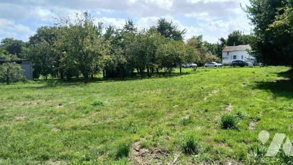 Idéalement situé en plein c?ur de Carentoir, ce magnifique terrain de 703 m2 offre un cadre idé...