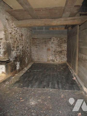 RILLE
Bâtiment renfermant 3 garages (2 sont libres et 1 est loué).