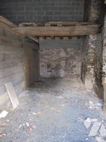 RILLE
Bâtiment renfermant 3 garages (2 sont libres et 1 est loué).