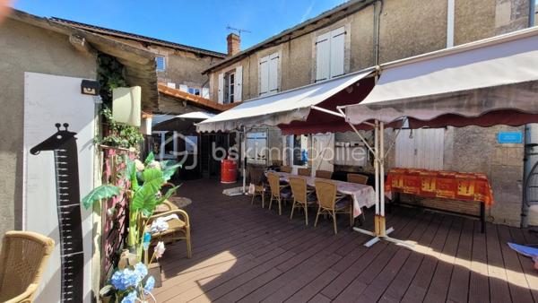 Vous rêvez d’un bien atypique avec un énorme potentiel ? Cette ancienne bâtisse bar-hôtel-restaurant n’attend plus que votre projet !

Avec ses 280 m² habitables sur un terrain de 1 099 m², elle offre de multiples possibilités : grande maison familiale, gîte, chambres d’hôtes, activité touristique ou professionnelle, voire réouverture d’un commerce.

Le bien comprend :
• 8 chambres
• 1 bureau
• 4 salles d’eau
• Une salle de bar de 70 m²
• Un salon et une cuisine
• Une incroyable salle de cinéma de 60 m²
• Terrasse, jardin et 3 dépendances

Les dépendances permettent d’imaginer logements indépendants, ateliers, stockage ou espaces de réception.

Un lieu rare, plein de caractère et de possibilités, à découvrir rapidement !

📞 Informations et visites : 07 67 61 78 92