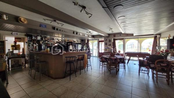 Vous rêvez d’un bien atypique avec un énorme potentiel ? Cette ancienne bâtisse bar-hôtel-restaurant n’attend plus que votre projet !

Avec ses 280 m² habitables sur un terrain de 1 099 m², elle offre de multiples possibilités : grande maison familiale, gîte, chambres d’hôtes, activité touristique ou professionnelle, voire réouverture d’un commerce.

Le bien comprend :
• 8 chambres
• 1 bureau
• 4 salles d’eau
• Une salle de bar de 70 m²
• Un salon et une cuisine
• Une incroyable salle de cinéma de 60 m²
• Terrasse, jardin et 3 dépendances

Les dépendances permettent d’imaginer logements indépendants, ateliers, stockage ou espaces de réception.

Un lieu rare, plein de caractère et de possibilités, à découvrir rapidement !

📞 Informations et visites : 07 67 61 78 92