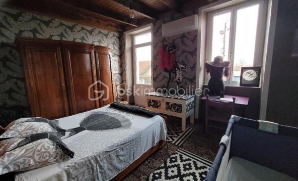 Vous rêvez d’un bien atypique avec un énorme potentiel ? Cette ancienne bâtisse bar-hôtel-restaurant n’attend plus que votre projet !

Avec ses 280 m² habitables sur un terrain de 1 099 m², elle offre de multiples possibilités : grande maison familiale, gîte, chambres d’hôtes, activité touristique ou professionnelle, voire réouverture d’un commerce.

Le bien comprend :
• 8 chambres
• 1 bureau
• 4 salles d’eau
• Une salle de bar de 70 m²
• Un salon et une cuisine
• Une incroyable salle de cinéma de 60 m²
• Terrasse, jardin et 3 dépendances

Les dépendances permettent d’imaginer logements indépendants, ateliers, stockage ou espaces de réception.

Un lieu rare, plein de caractère et de possibilités, à découvrir rapidement !

📞 Informations et visites : 07 67 61 78 92