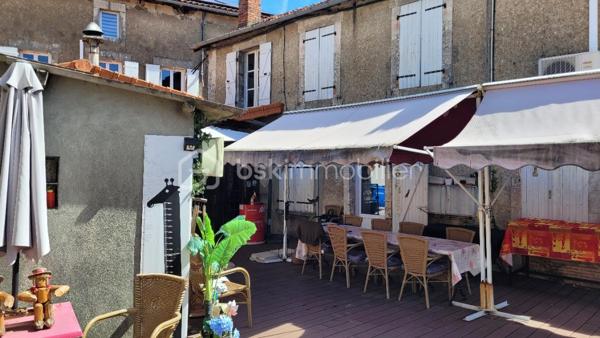 Vous rêvez d’un bien atypique avec un énorme potentiel ? Cette ancienne bâtisse bar-hôtel-restaurant n’attend plus que votre projet !

Avec ses 280 m² habitables sur un terrain de 1 099 m², elle offre de multiples possibilités : grande maison familiale, gîte, chambres d’hôtes, activité touristique ou professionnelle, voire réouverture d’un commerce.

Le bien comprend :
• 8 chambres
• 1 bureau
• 4 salles d’eau
• Une salle de bar de 70 m²
• Un salon et une cuisine
• Une incroyable salle de cinéma de 60 m²
• Terrasse, jardin et 3 dépendances

Les dépendances permettent d’imaginer logements indépendants, ateliers, stockage ou espaces de réception.

Un lieu rare, plein de caractère et de possibilités, à découvrir rapidement !

📞 Informations et visites : 07 67 61 78 92