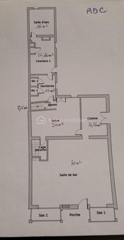 Vous rêvez d’un bien atypique avec un énorme potentiel ? Cette ancienne bâtisse bar-hôtel-restaurant n’attend plus que votre projet !

Avec ses 280 m² habitables sur un terrain de 1 099 m², elle offre de multiples possibilités : grande maison familiale, gîte, chambres d’hôtes, activité touristique ou professionnelle, voire réouverture d’un commerce.

Le bien comprend :
• 8 chambres
• 1 bureau
• 4 salles d’eau
• Une salle de bar de 70 m²
• Un salon et une cuisine
• Une incroyable salle de cinéma de 60 m²
• Terrasse, jardin et 3 dépendances

Les dépendances permettent d’imaginer logements indépendants, ateliers, stockage ou espaces de réception.

Un lieu rare, plein de caractère et de possibilités, à découvrir rapidement !

📞 Informations et visites : 07 67 61 78 92