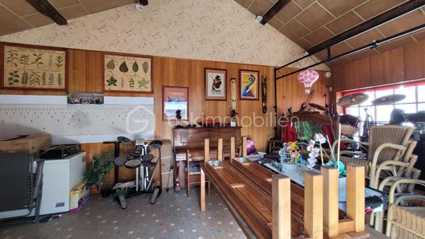 Vous rêvez d’un bien atypique avec un énorme potentiel ? Cette ancienne bâtisse bar-hôtel-restaurant n’attend plus que votre projet !

Avec ses 280 m² habitables sur un terrain de 1 099 m², elle offre de multiples possibilités : grande maison familiale, gîte, chambres d’hôtes, activité touristique ou professionnelle, voire réouverture d’un commerce.

Le bien comprend :
• 8 chambres
• 1 bureau
• 4 salles d’eau
• Une salle de bar de 70 m²
• Un salon et une cuisine
• Une incroyable salle de cinéma de 60 m²
• Terrasse, jardin et 3 dépendances

Les dépendances permettent d’imaginer logements indépendants, ateliers, stockage ou espaces de réception.

Un lieu rare, plein de caractère et de possibilités, à découvrir rapidement !

📞 Informations et visites : 07 67 61 78 92