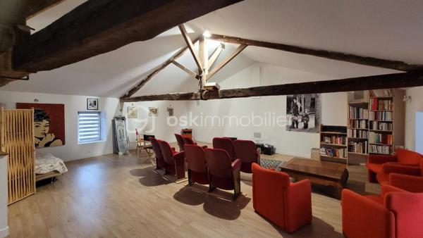 Vous rêvez d’un bien atypique avec un énorme potentiel ? Cette ancienne bâtisse bar-hôtel-restaurant n’attend plus que votre projet !

Avec ses 280 m² habitables sur un terrain de 1 099 m², elle offre de multiples possibilités : grande maison familiale, gîte, chambres d’hôtes, activité touristique ou professionnelle, voire réouverture d’un commerce.

Le bien comprend :
• 8 chambres
• 1 bureau
• 4 salles d’eau
• Une salle de bar de 70 m²
• Un salon et une cuisine
• Une incroyable salle de cinéma de 60 m²
• Terrasse, jardin et 3 dépendances

Les dépendances permettent d’imaginer logements indépendants, ateliers, stockage ou espaces de réception.

Un lieu rare, plein de caractère et de possibilités, à découvrir rapidement !

📞 Informations et visites : 07 67 61 78 92