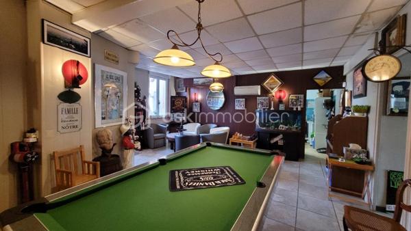 Vous rêvez d’un bien atypique avec un énorme potentiel ? Cette ancienne bâtisse bar-hôtel-restaurant n’attend plus que votre projet !

Avec ses 280 m² habitables sur un terrain de 1 099 m², elle offre de multiples possibilités : grande maison familiale, gîte, chambres d’hôtes, activité touristique ou professionnelle, voire réouverture d’un commerce.

Le bien comprend :
• 8 chambres
• 1 bureau
• 4 salles d’eau
• Une salle de bar de 70 m²
• Un salon et une cuisine
• Une incroyable salle de cinéma de 60 m²
• Terrasse, jardin et 3 dépendances

Les dépendances permettent d’imaginer logements indépendants, ateliers, stockage ou espaces de réception.

Un lieu rare, plein de caractère et de possibilités, à découvrir rapidement !

📞 Informations et visites : 07 67 61 78 92