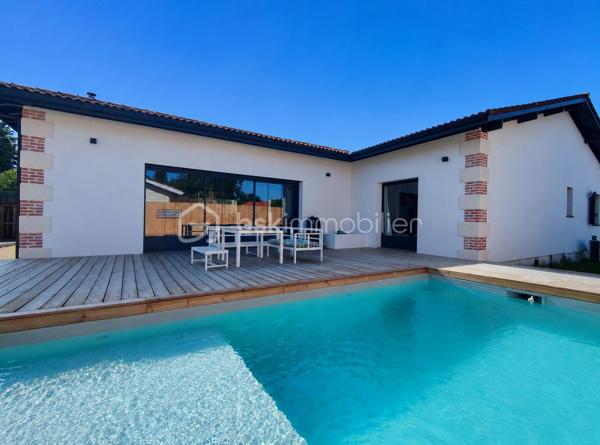 [ PLAIN PIED / 4 CHAMBRES DONT SUITE PARENTALE / PIÈCE VIE 64 M² / BELLES PRESTATIONS / PISCINE / GARAGE / POOL HOUSE / STATIONNEMENTS / TERRAIN DE PÉTANQUE / GARANTIES DÉCENNALES JUSQU'À 2035 ]

Venez découvrir cette villa familiale qui remplit tous les critères de la maison familiale idéale : lumineuse, bien agencée, fraîchement refaite à neuf et étendue, aux prestations soignées et de bon goût ! 

À Gujan-Mestras, dans le quartier de Mestras, à 2 km de la gare et de la mairie, à 2 km du littoral, et à 1 km des commerces, cette maison se situe dans une rue calme non loin de la forêt séparant Gujan-Mestras du Teich. 
Elle est desservie par les bus, avec plusieurs arrêts à 500m de la maison.

Entièrement refaite à neuf (+ extension) en 2025, vous disposerez de garanties décennales vous assurant une tranquillité d'esprit pour plusieurs années.  

Bien pensée et bien agencée, sur un seul niveau, elle se compose ainsi : 

-> Côté jour, une pièce de vie de 64 m² avec :
     - Superbe charpente apparente
     - Cheminée à foyer fermé 
     - Cuisine ouverte 
     - Triple exposition : ouest, sud, et est
     - Baie à galandage de 4.5 m ouvrant sur la terrasse

-> Côté nuit :
     - Suite parentale de 27 m² avec baie à galandage (1.5m) donnant vue sur la piscine, et équipée d'une salle de bain avec douche et baignoire + dressing + WC privatif 
     - 3 belles chambres de 10,5 m², 12 m² et 14 m² 
     - Salle d'eau spacieuse 
     - Cellier avec porte de service 

-> À l'extérieur : 
     - Piscine maçonnée 6*3 m
     - Pool House (en cours d'aménagement - vendu terminé)
     - Terrain de pétanque
     - Garage 26 m² (en cours de construction - vendu terminé)
     - Stationnement pour plusieurs véhicules

Pour le confort, la maison est équipée d'une pompe à chaleur réversible (chauffage + climatisation) et d'une cheminée à foyer fermé. 
Elle a déjà été pensée pour le raccordement des panneaux solaires et l'installation d'une cave à vin. 

Vous apprécierez les matériaux qualitatifs et aux dernières tendances : travertin véritable au sol, zelliges, baies alu à galandage, charpente traditionnelle apparente, etc. 
 -----