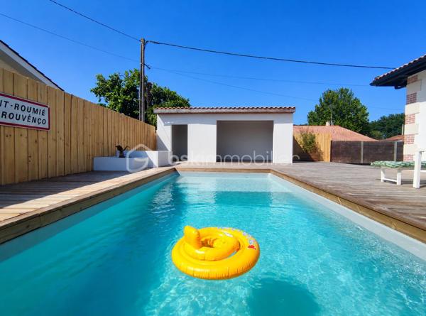 [ PLAIN PIED / 4 CHAMBRES DONT SUITE PARENTALE / PIÈCE VIE 64 M² / BELLES PRESTATIONS / PISCINE / GARAGE / POOL HOUSE / STATIONNEMENTS / TERRAIN DE PÉTANQUE / GARANTIES DÉCENNALES JUSQU'À 2035 ]

Venez découvrir cette villa familiale qui remplit tous les critères de la maison familiale idéale : lumineuse, bien agencée, fraîchement refaite à neuf et étendue, aux prestations soignées et de bon goût ! 

À Gujan-Mestras, dans le quartier de Mestras, à 2 km de la gare et de la mairie, à 2 km du littoral, et à 1 km des commerces, cette maison se situe dans une rue calme non loin de la forêt séparant Gujan-Mestras du Teich. 
Elle est desservie par les bus, avec plusieurs arrêts à 500m de la maison.

Entièrement refaite à neuf (+ extension) en 2025, vous disposerez de garanties décennales vous assurant une tranquillité d'esprit pour plusieurs années.  

Bien pensée et bien agencée, sur un seul niveau, elle se compose ainsi : 

-> Côté jour, une pièce de vie de 64 m² avec :
     - Superbe charpente apparente
     - Cheminée à foyer fermé 
     - Cuisine ouverte 
     - Triple exposition : ouest, sud, et est
     - Baie à galandage de 4.5 m ouvrant sur la terrasse

-> Côté nuit :
     - Suite parentale de 27 m² avec baie à galandage (1.5m) donnant vue sur la piscine, et équipée d'une salle de bain avec douche et baignoire + dressing + WC privatif 
     - 3 belles chambres de 10,5 m², 12 m² et 14 m² 
     - Salle d'eau spacieuse 
     - Cellier avec porte de service 

-> À l'extérieur : 
     - Piscine maçonnée 6*3 m
     - Pool House (en cours d'aménagement - vendu terminé)
     - Terrain de pétanque
     - Garage 26 m² (en cours de construction - vendu terminé)
     - Stationnement pour plusieurs véhicules

Pour le confort, la maison est équipée d'une pompe à chaleur réversible (chauffage + climatisation) et d'une cheminée à foyer fermé. 
Elle a déjà été pensée pour le raccordement des panneaux solaires et l'installation d'une cave à vin. 

Vous apprécierez les matériaux qualitatifs et aux dernières tendances : travertin véritable au sol, zelliges, baies alu à galandage, charpente traditionnelle apparente, etc. 
 -----