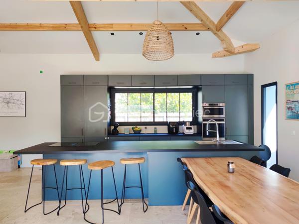 [ PLAIN PIED / 4 CHAMBRES DONT SUITE PARENTALE / PIÈCE VIE 64 M² / BELLES PRESTATIONS / PISCINE / GARAGE / POOL HOUSE / STATIONNEMENTS / TERRAIN DE PÉTANQUE / GARANTIES DÉCENNALES JUSQU'À 2035 ]

Venez découvrir cette villa familiale qui remplit tous les critères de la maison familiale idéale : lumineuse, bien agencée, fraîchement refaite à neuf et étendue, aux prestations soignées et de bon goût ! 

À Gujan-Mestras, dans le quartier de Mestras, à 2 km de la gare et de la mairie, à 2 km du littoral, et à 1 km des commerces, cette maison se situe dans une rue calme non loin de la forêt séparant Gujan-Mestras du Teich. 
Elle est desservie par les bus, avec plusieurs arrêts à 500m de la maison.

Entièrement refaite à neuf (+ extension) en 2025, vous disposerez de garanties décennales vous assurant une tranquillité d'esprit pour plusieurs années.  

Bien pensée et bien agencée, sur un seul niveau, elle se compose ainsi : 

-> Côté jour, une pièce de vie de 64 m² avec :
     - Superbe charpente apparente
     - Cheminée à foyer fermé 
     - Cuisine ouverte 
     - Triple exposition : ouest, sud, et est
     - Baie à galandage de 4.5 m ouvrant sur la terrasse

-> Côté nuit :
     - Suite parentale de 27 m² avec baie à galandage (1.5m) donnant vue sur la piscine, et équipée d'une salle de bain avec douche et baignoire + dressing + WC privatif 
     - 3 belles chambres de 10,5 m², 12 m² et 14 m² 
     - Salle d'eau spacieuse 
     - Cellier avec porte de service 

-> À l'extérieur : 
     - Piscine maçonnée 6*3 m
     - Pool House (en cours d'aménagement - vendu terminé)
     - Terrain de pétanque
     - Garage 26 m² (en cours de construction - vendu terminé)
     - Stationnement pour plusieurs véhicules

Pour le confort, la maison est équipée d'une pompe à chaleur réversible (chauffage + climatisation) et d'une cheminée à foyer fermé. 
Elle a déjà été pensée pour le raccordement des panneaux solaires et l'installation d'une cave à vin. 

Vous apprécierez les matériaux qualitatifs et aux dernières tendances : travertin véritable au sol, zelliges, baies alu à galandage, charpente traditionnelle apparente, etc. 
 -----