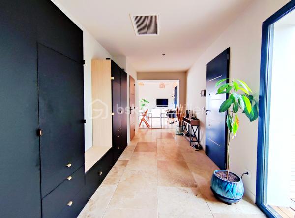 [ PLAIN PIED / 4 CHAMBRES DONT SUITE PARENTALE / PIÈCE VIE 64 M² / BELLES PRESTATIONS / PISCINE / GARAGE / POOL HOUSE / STATIONNEMENTS / TERRAIN DE PÉTANQUE / GARANTIES DÉCENNALES JUSQU'À 2035 ]

Venez découvrir cette villa familiale qui remplit tous les critères de la maison familiale idéale : lumineuse, bien agencée, fraîchement refaite à neuf et étendue, aux prestations soignées et de bon goût ! 

À Gujan-Mestras, dans le quartier de Mestras, à 2 km de la gare et de la mairie, à 2 km du littoral, et à 1 km des commerces, cette maison se situe dans une rue calme non loin de la forêt séparant Gujan-Mestras du Teich. 
Elle est desservie par les bus, avec plusieurs arrêts à 500m de la maison.

Entièrement refaite à neuf (+ extension) en 2025, vous disposerez de garanties décennales vous assurant une tranquillité d'esprit pour plusieurs années.  

Bien pensée et bien agencée, sur un seul niveau, elle se compose ainsi : 

-> Côté jour, une pièce de vie de 64 m² avec :
     - Superbe charpente apparente
     - Cheminée à foyer fermé 
     - Cuisine ouverte 
     - Triple exposition : ouest, sud, et est
     - Baie à galandage de 4.5 m ouvrant sur la terrasse

-> Côté nuit :
     - Suite parentale de 27 m² avec baie à galandage (1.5m) donnant vue sur la piscine, et équipée d'une salle de bain avec douche et baignoire + dressing + WC privatif 
     - 3 belles chambres de 10,5 m², 12 m² et 14 m² 
     - Salle d'eau spacieuse 
     - Cellier avec porte de service 

-> À l'extérieur : 
     - Piscine maçonnée 6*3 m
     - Pool House (en cours d'aménagement - vendu terminé)
     - Terrain de pétanque
     - Garage 26 m² (en cours de construction - vendu terminé)
     - Stationnement pour plusieurs véhicules

Pour le confort, la maison est équipée d'une pompe à chaleur réversible (chauffage + climatisation) et d'une cheminée à foyer fermé. 
Elle a déjà été pensée pour le raccordement des panneaux solaires et l'installation d'une cave à vin. 

Vous apprécierez les matériaux qualitatifs et aux dernières tendances : travertin véritable au sol, zelliges, baies alu à galandage, charpente traditionnelle apparente, etc. 
 -----
