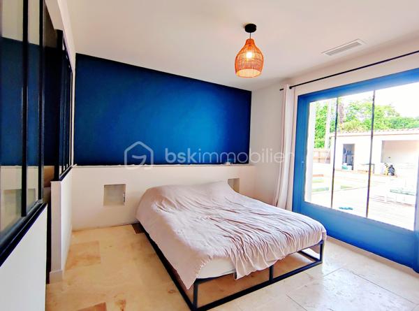 [ PLAIN PIED / 4 CHAMBRES DONT SUITE PARENTALE / PIÈCE VIE 64 M² / BELLES PRESTATIONS / PISCINE / GARAGE / POOL HOUSE / STATIONNEMENTS / TERRAIN DE PÉTANQUE / GARANTIES DÉCENNALES JUSQU'À 2035 ]

Venez découvrir cette villa familiale qui remplit tous les critères de la maison familiale idéale : lumineuse, bien agencée, fraîchement refaite à neuf et étendue, aux prestations soignées et de bon goût ! 

À Gujan-Mestras, dans le quartier de Mestras, à 2 km de la gare et de la mairie, à 2 km du littoral, et à 1 km des commerces, cette maison se situe dans une rue calme non loin de la forêt séparant Gujan-Mestras du Teich. 
Elle est desservie par les bus, avec plusieurs arrêts à 500m de la maison.

Entièrement refaite à neuf (+ extension) en 2025, vous disposerez de garanties décennales vous assurant une tranquillité d'esprit pour plusieurs années.  

Bien pensée et bien agencée, sur un seul niveau, elle se compose ainsi : 

-> Côté jour, une pièce de vie de 64 m² avec :
     - Superbe charpente apparente
     - Cheminée à foyer fermé 
     - Cuisine ouverte 
     - Triple exposition : ouest, sud, et est
     - Baie à galandage de 4.5 m ouvrant sur la terrasse

-> Côté nuit :
     - Suite parentale de 27 m² avec baie à galandage (1.5m) donnant vue sur la piscine, et équipée d'une salle de bain avec douche et baignoire + dressing + WC privatif 
     - 3 belles chambres de 10,5 m², 12 m² et 14 m² 
     - Salle d'eau spacieuse 
     - Cellier avec porte de service 

-> À l'extérieur : 
     - Piscine maçonnée 6*3 m
     - Pool House (en cours d'aménagement - vendu terminé)
     - Terrain de pétanque
     - Garage 26 m² (en cours de construction - vendu terminé)
     - Stationnement pour plusieurs véhicules

Pour le confort, la maison est équipée d'une pompe à chaleur réversible (chauffage + climatisation) et d'une cheminée à foyer fermé. 
Elle a déjà été pensée pour le raccordement des panneaux solaires et l'installation d'une cave à vin. 

Vous apprécierez les matériaux qualitatifs et aux dernières tendances : travertin véritable au sol, zelliges, baies alu à galandage, charpente traditionnelle apparente, etc. 
 -----