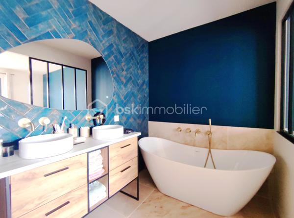 [ PLAIN PIED / 4 CHAMBRES DONT SUITE PARENTALE / PIÈCE VIE 64 M² / BELLES PRESTATIONS / PISCINE / GARAGE / POOL HOUSE / STATIONNEMENTS / TERRAIN DE PÉTANQUE / GARANTIES DÉCENNALES JUSQU'À 2035 ]

Venez découvrir cette villa familiale qui remplit tous les critères de la maison familiale idéale : lumineuse, bien agencée, fraîchement refaite à neuf et étendue, aux prestations soignées et de bon goût ! 

À Gujan-Mestras, dans le quartier de Mestras, à 2 km de la gare et de la mairie, à 2 km du littoral, et à 1 km des commerces, cette maison se situe dans une rue calme non loin de la forêt séparant Gujan-Mestras du Teich. 
Elle est desservie par les bus, avec plusieurs arrêts à 500m de la maison.

Entièrement refaite à neuf (+ extension) en 2025, vous disposerez de garanties décennales vous assurant une tranquillité d'esprit pour plusieurs années.  

Bien pensée et bien agencée, sur un seul niveau, elle se compose ainsi : 

-> Côté jour, une pièce de vie de 64 m² avec :
     - Superbe charpente apparente
     - Cheminée à foyer fermé 
     - Cuisine ouverte 
     - Triple exposition : ouest, sud, et est
     - Baie à galandage de 4.5 m ouvrant sur la terrasse

-> Côté nuit :
     - Suite parentale de 27 m² avec baie à galandage (1.5m) donnant vue sur la piscine, et équipée d'une salle de bain avec douche et baignoire + dressing + WC privatif 
     - 3 belles chambres de 10,5 m², 12 m² et 14 m² 
     - Salle d'eau spacieuse 
     - Cellier avec porte de service 

-> À l'extérieur : 
     - Piscine maçonnée 6*3 m
     - Pool House (en cours d'aménagement - vendu terminé)
     - Terrain de pétanque
     - Garage 26 m² (en cours de construction - vendu terminé)
     - Stationnement pour plusieurs véhicules

Pour le confort, la maison est équipée d'une pompe à chaleur réversible (chauffage + climatisation) et d'une cheminée à foyer fermé. 
Elle a déjà été pensée pour le raccordement des panneaux solaires et l'installation d'une cave à vin. 

Vous apprécierez les matériaux qualitatifs et aux dernières tendances : travertin véritable au sol, zelliges, baies alu à galandage, charpente traditionnelle apparente, etc. 
 -----