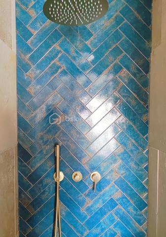 [ PLAIN PIED / 4 CHAMBRES DONT SUITE PARENTALE / PIÈCE VIE 64 M² / BELLES PRESTATIONS / PISCINE / GARAGE / POOL HOUSE / STATIONNEMENTS / TERRAIN DE PÉTANQUE / GARANTIES DÉCENNALES JUSQU'À 2035 ]

Venez découvrir cette villa familiale qui remplit tous les critères de la maison familiale idéale : lumineuse, bien agencée, fraîchement refaite à neuf et étendue, aux prestations soignées et de bon goût ! 

À Gujan-Mestras, dans le quartier de Mestras, à 2 km de la gare et de la mairie, à 2 km du littoral, et à 1 km des commerces, cette maison se situe dans une rue calme non loin de la forêt séparant Gujan-Mestras du Teich. 
Elle est desservie par les bus, avec plusieurs arrêts à 500m de la maison.

Entièrement refaite à neuf (+ extension) en 2025, vous disposerez de garanties décennales vous assurant une tranquillité d'esprit pour plusieurs années.  

Bien pensée et bien agencée, sur un seul niveau, elle se compose ainsi : 

-> Côté jour, une pièce de vie de 64 m² avec :
     - Superbe charpente apparente
     - Cheminée à foyer fermé 
     - Cuisine ouverte 
     - Triple exposition : ouest, sud, et est
     - Baie à galandage de 4.5 m ouvrant sur la terrasse

-> Côté nuit :
     - Suite parentale de 27 m² avec baie à galandage (1.5m) donnant vue sur la piscine, et équipée d'une salle de bain avec douche et baignoire + dressing + WC privatif 
     - 3 belles chambres de 10,5 m², 12 m² et 14 m² 
     - Salle d'eau spacieuse 
     - Cellier avec porte de service 

-> À l'extérieur : 
     - Piscine maçonnée 6*3 m
     - Pool House (en cours d'aménagement - vendu terminé)
     - Terrain de pétanque
     - Garage 26 m² (en cours de construction - vendu terminé)
     - Stationnement pour plusieurs véhicules

Pour le confort, la maison est équipée d'une pompe à chaleur réversible (chauffage + climatisation) et d'une cheminée à foyer fermé. 
Elle a déjà été pensée pour le raccordement des panneaux solaires et l'installation d'une cave à vin. 

Vous apprécierez les matériaux qualitatifs et aux dernières tendances : travertin véritable au sol, zelliges, baies alu à galandage, charpente traditionnelle apparente, etc. 
 -----