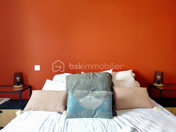 [ PLAIN PIED / 4 CHAMBRES DONT SUITE PARENTALE / PIÈCE VIE 64 M² / BELLES PRESTATIONS / PISCINE / GARAGE / POOL HOUSE / STATIONNEMENTS / TERRAIN DE PÉTANQUE / GARANTIES DÉCENNALES JUSQU'À 2035 ]

Venez découvrir cette villa familiale qui remplit tous les critères de la maison familiale idéale : lumineuse, bien agencée, fraîchement refaite à neuf et étendue, aux prestations soignées et de bon goût ! 

À Gujan-Mestras, dans le quartier de Mestras, à 2 km de la gare et de la mairie, à 2 km du littoral, et à 1 km des commerces, cette maison se situe dans une rue calme non loin de la forêt séparant Gujan-Mestras du Teich. 
Elle est desservie par les bus, avec plusieurs arrêts à 500m de la maison.

Entièrement refaite à neuf (+ extension) en 2025, vous disposerez de garanties décennales vous assurant une tranquillité d'esprit pour plusieurs années.  

Bien pensée et bien agencée, sur un seul niveau, elle se compose ainsi : 

-> Côté jour, une pièce de vie de 64 m² avec :
     - Superbe charpente apparente
     - Cheminée à foyer fermé 
     - Cuisine ouverte 
     - Triple exposition : ouest, sud, et est
     - Baie à galandage de 4.5 m ouvrant sur la terrasse

-> Côté nuit :
     - Suite parentale de 27 m² avec baie à galandage (1.5m) donnant vue sur la piscine, et équipée d'une salle de bain avec douche et baignoire + dressing + WC privatif 
     - 3 belles chambres de 10,5 m², 12 m² et 14 m² 
     - Salle d'eau spacieuse 
     - Cellier avec porte de service 

-> À l'extérieur : 
     - Piscine maçonnée 6*3 m
     - Pool House (en cours d'aménagement - vendu terminé)
     - Terrain de pétanque
     - Garage 26 m² (en cours de construction - vendu terminé)
     - Stationnement pour plusieurs véhicules

Pour le confort, la maison est équipée d'une pompe à chaleur réversible (chauffage + climatisation) et d'une cheminée à foyer fermé. 
Elle a déjà été pensée pour le raccordement des panneaux solaires et l'installation d'une cave à vin. 

Vous apprécierez les matériaux qualitatifs et aux dernières tendances : travertin véritable au sol, zelliges, baies alu à galandage, charpente traditionnelle apparente, etc. 
 -----