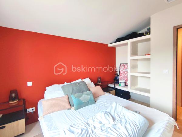[ PLAIN PIED / 4 CHAMBRES DONT SUITE PARENTALE / PIÈCE VIE 64 M² / BELLES PRESTATIONS / PISCINE / GARAGE / POOL HOUSE / STATIONNEMENTS / TERRAIN DE PÉTANQUE / GARANTIES DÉCENNALES JUSQU'À 2035 ]

Venez découvrir cette villa familiale qui remplit tous les critères de la maison familiale idéale : lumineuse, bien agencée, fraîchement refaite à neuf et étendue, aux prestations soignées et de bon goût ! 

À Gujan-Mestras, dans le quartier de Mestras, à 2 km de la gare et de la mairie, à 2 km du littoral, et à 1 km des commerces, cette maison se situe dans une rue calme non loin de la forêt séparant Gujan-Mestras du Teich. 
Elle est desservie par les bus, avec plusieurs arrêts à 500m de la maison.

Entièrement refaite à neuf (+ extension) en 2025, vous disposerez de garanties décennales vous assurant une tranquillité d'esprit pour plusieurs années.  

Bien pensée et bien agencée, sur un seul niveau, elle se compose ainsi : 

-> Côté jour, une pièce de vie de 64 m² avec :
     - Superbe charpente apparente
     - Cheminée à foyer fermé 
     - Cuisine ouverte 
     - Triple exposition : ouest, sud, et est
     - Baie à galandage de 4.5 m ouvrant sur la terrasse

-> Côté nuit :
     - Suite parentale de 27 m² avec baie à galandage (1.5m) donnant vue sur la piscine, et équipée d'une salle de bain avec douche et baignoire + dressing + WC privatif 
     - 3 belles chambres de 10,5 m², 12 m² et 14 m² 
     - Salle d'eau spacieuse 
     - Cellier avec porte de service 

-> À l'extérieur : 
     - Piscine maçonnée 6*3 m
     - Pool House (en cours d'aménagement - vendu terminé)
     - Terrain de pétanque
     - Garage 26 m² (en cours de construction - vendu terminé)
     - Stationnement pour plusieurs véhicules

Pour le confort, la maison est équipée d'une pompe à chaleur réversible (chauffage + climatisation) et d'une cheminée à foyer fermé. 
Elle a déjà été pensée pour le raccordement des panneaux solaires et l'installation d'une cave à vin. 

Vous apprécierez les matériaux qualitatifs et aux dernières tendances : travertin véritable au sol, zelliges, baies alu à galandage, charpente traditionnelle apparente, etc. 
 -----