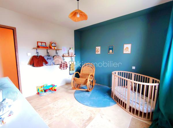 [ PLAIN PIED / 4 CHAMBRES DONT SUITE PARENTALE / PIÈCE VIE 64 M² / BELLES PRESTATIONS / PISCINE / GARAGE / POOL HOUSE / STATIONNEMENTS / TERRAIN DE PÉTANQUE / GARANTIES DÉCENNALES JUSQU'À 2035 ]

Venez découvrir cette villa familiale qui remplit tous les critères de la maison familiale idéale : lumineuse, bien agencée, fraîchement refaite à neuf et étendue, aux prestations soignées et de bon goût ! 

À Gujan-Mestras, dans le quartier de Mestras, à 2 km de la gare et de la mairie, à 2 km du littoral, et à 1 km des commerces, cette maison se situe dans une rue calme non loin de la forêt séparant Gujan-Mestras du Teich. 
Elle est desservie par les bus, avec plusieurs arrêts à 500m de la maison.

Entièrement refaite à neuf (+ extension) en 2025, vous disposerez de garanties décennales vous assurant une tranquillité d'esprit pour plusieurs années.  

Bien pensée et bien agencée, sur un seul niveau, elle se compose ainsi : 

-> Côté jour, une pièce de vie de 64 m² avec :
     - Superbe charpente apparente
     - Cheminée à foyer fermé 
     - Cuisine ouverte 
     - Triple exposition : ouest, sud, et est
     - Baie à galandage de 4.5 m ouvrant sur la terrasse

-> Côté nuit :
     - Suite parentale de 27 m² avec baie à galandage (1.5m) donnant vue sur la piscine, et équipée d'une salle de bain avec douche et baignoire + dressing + WC privatif 
     - 3 belles chambres de 10,5 m², 12 m² et 14 m² 
     - Salle d'eau spacieuse 
     - Cellier avec porte de service 

-> À l'extérieur : 
     - Piscine maçonnée 6*3 m
     - Pool House (en cours d'aménagement - vendu terminé)
     - Terrain de pétanque
     - Garage 26 m² (en cours de construction - vendu terminé)
     - Stationnement pour plusieurs véhicules

Pour le confort, la maison est équipée d'une pompe à chaleur réversible (chauffage + climatisation) et d'une cheminée à foyer fermé. 
Elle a déjà été pensée pour le raccordement des panneaux solaires et l'installation d'une cave à vin. 

Vous apprécierez les matériaux qualitatifs et aux dernières tendances : travertin véritable au sol, zelliges, baies alu à galandage, charpente traditionnelle apparente, etc. 
 -----