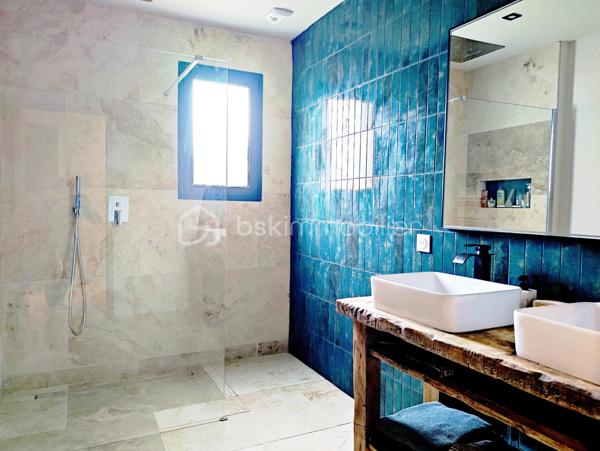 [ PLAIN PIED / 4 CHAMBRES DONT SUITE PARENTALE / PIÈCE VIE 64 M² / BELLES PRESTATIONS / PISCINE / GARAGE / POOL HOUSE / STATIONNEMENTS / TERRAIN DE PÉTANQUE / GARANTIES DÉCENNALES JUSQU'À 2035 ]

Venez découvrir cette villa familiale qui remplit tous les critères de la maison familiale idéale : lumineuse, bien agencée, fraîchement refaite à neuf et étendue, aux prestations soignées et de bon goût ! 

À Gujan-Mestras, dans le quartier de Mestras, à 2 km de la gare et de la mairie, à 2 km du littoral, et à 1 km des commerces, cette maison se situe dans une rue calme non loin de la forêt séparant Gujan-Mestras du Teich. 
Elle est desservie par les bus, avec plusieurs arrêts à 500m de la maison.

Entièrement refaite à neuf (+ extension) en 2025, vous disposerez de garanties décennales vous assurant une tranquillité d'esprit pour plusieurs années.  

Bien pensée et bien agencée, sur un seul niveau, elle se compose ainsi : 

-> Côté jour, une pièce de vie de 64 m² avec :
     - Superbe charpente apparente
     - Cheminée à foyer fermé 
     - Cuisine ouverte 
     - Triple exposition : ouest, sud, et est
     - Baie à galandage de 4.5 m ouvrant sur la terrasse

-> Côté nuit :
     - Suite parentale de 27 m² avec baie à galandage (1.5m) donnant vue sur la piscine, et équipée d'une salle de bain avec douche et baignoire + dressing + WC privatif 
     - 3 belles chambres de 10,5 m², 12 m² et 14 m² 
     - Salle d'eau spacieuse 
     - Cellier avec porte de service 

-> À l'extérieur : 
     - Piscine maçonnée 6*3 m
     - Pool House (en cours d'aménagement - vendu terminé)
     - Terrain de pétanque
     - Garage 26 m² (en cours de construction - vendu terminé)
     - Stationnement pour plusieurs véhicules

Pour le confort, la maison est équipée d'une pompe à chaleur réversible (chauffage + climatisation) et d'une cheminée à foyer fermé. 
Elle a déjà été pensée pour le raccordement des panneaux solaires et l'installation d'une cave à vin. 

Vous apprécierez les matériaux qualitatifs et aux dernières tendances : travertin véritable au sol, zelliges, baies alu à galandage, charpente traditionnelle apparente, etc. 
 -----