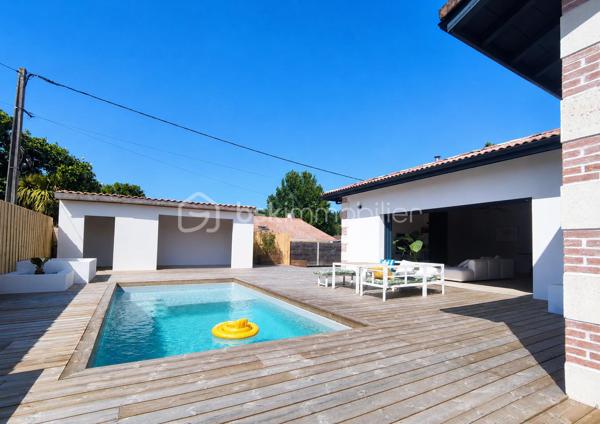[ PLAIN PIED / 4 CHAMBRES DONT SUITE PARENTALE / PIÈCE VIE 64 M² / BELLES PRESTATIONS / PISCINE / GARAGE / POOL HOUSE / STATIONNEMENTS / TERRAIN DE PÉTANQUE / GARANTIES DÉCENNALES JUSQU'À 2035 ]

Venez découvrir cette villa familiale qui remplit tous les critères de la maison familiale idéale : lumineuse, bien agencée, fraîchement refaite à neuf et étendue, aux prestations soignées et de bon goût ! 

À Gujan-Mestras, dans le quartier de Mestras, à 2 km de la gare et de la mairie, à 2 km du littoral, et à 1 km des commerces, cette maison se situe dans une rue calme non loin de la forêt séparant Gujan-Mestras du Teich. 
Elle est desservie par les bus, avec plusieurs arrêts à 500m de la maison.

Entièrement refaite à neuf (+ extension) en 2025, vous disposerez de garanties décennales vous assurant une tranquillité d'esprit pour plusieurs années.  

Bien pensée et bien agencée, sur un seul niveau, elle se compose ainsi : 

-> Côté jour, une pièce de vie de 64 m² avec :
     - Superbe charpente apparente
     - Cheminée à foyer fermé 
     - Cuisine ouverte 
     - Triple exposition : ouest, sud, et est
     - Baie à galandage de 4.5 m ouvrant sur la terrasse

-> Côté nuit :
     - Suite parentale de 27 m² avec baie à galandage (1.5m) donnant vue sur la piscine, et équipée d'une salle de bain avec douche et baignoire + dressing + WC privatif 
     - 3 belles chambres de 10,5 m², 12 m² et 14 m² 
     - Salle d'eau spacieuse 
     - Cellier avec porte de service 

-> À l'extérieur : 
     - Piscine maçonnée 6*3 m
     - Pool House (en cours d'aménagement - vendu terminé)
     - Terrain de pétanque
     - Garage 26 m² (en cours de construction - vendu terminé)
     - Stationnement pour plusieurs véhicules

Pour le confort, la maison est équipée d'une pompe à chaleur réversible (chauffage + climatisation) et d'une cheminée à foyer fermé. 
Elle a déjà été pensée pour le raccordement des panneaux solaires et l'installation d'une cave à vin. 

Vous apprécierez les matériaux qualitatifs et aux dernières tendances : travertin véritable au sol, zelliges, baies alu à galandage, charpente traditionnelle apparente, etc. 
 -----