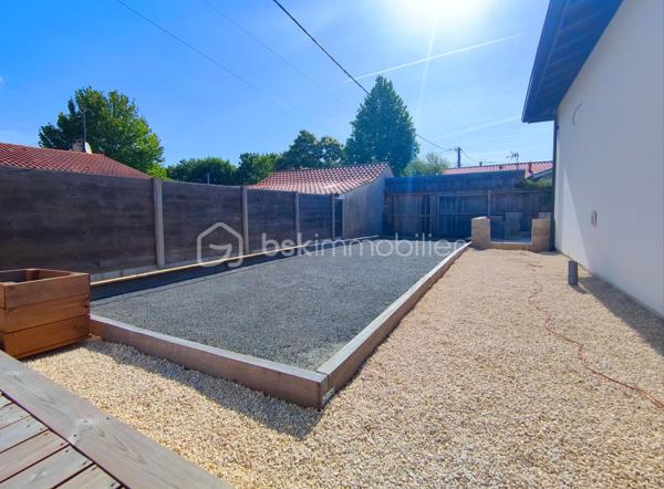 [ PLAIN PIED / 4 CHAMBRES DONT SUITE PARENTALE / PIÈCE VIE 64 M² / BELLES PRESTATIONS / PISCINE / GARAGE / POOL HOUSE / STATIONNEMENTS / TERRAIN DE PÉTANQUE / GARANTIES DÉCENNALES JUSQU'À 2035 ]

Venez découvrir cette villa familiale qui remplit tous les critères de la maison familiale idéale : lumineuse, bien agencée, fraîchement refaite à neuf et étendue, aux prestations soignées et de bon goût ! 

À Gujan-Mestras, dans le quartier de Mestras, à 2 km de la gare et de la mairie, à 2 km du littoral, et à 1 km des commerces, cette maison se situe dans une rue calme non loin de la forêt séparant Gujan-Mestras du Teich. 
Elle est desservie par les bus, avec plusieurs arrêts à 500m de la maison.

Entièrement refaite à neuf (+ extension) en 2025, vous disposerez de garanties décennales vous assurant une tranquillité d'esprit pour plusieurs années.  

Bien pensée et bien agencée, sur un seul niveau, elle se compose ainsi : 

-> Côté jour, une pièce de vie de 64 m² avec :
     - Superbe charpente apparente
     - Cheminée à foyer fermé 
     - Cuisine ouverte 
     - Triple exposition : ouest, sud, et est
     - Baie à galandage de 4.5 m ouvrant sur la terrasse

-> Côté nuit :
     - Suite parentale de 27 m² avec baie à galandage (1.5m) donnant vue sur la piscine, et équipée d'une salle de bain avec douche et baignoire + dressing + WC privatif 
     - 3 belles chambres de 10,5 m², 12 m² et 14 m² 
     - Salle d'eau spacieuse 
     - Cellier avec porte de service 

-> À l'extérieur : 
     - Piscine maçonnée 6*3 m
     - Pool House (en cours d'aménagement - vendu terminé)
     - Terrain de pétanque
     - Garage 26 m² (en cours de construction - vendu terminé)
     - Stationnement pour plusieurs véhicules

Pour le confort, la maison est équipée d'une pompe à chaleur réversible (chauffage + climatisation) et d'une cheminée à foyer fermé. 
Elle a déjà été pensée pour le raccordement des panneaux solaires et l'installation d'une cave à vin. 

Vous apprécierez les matériaux qualitatifs et aux dernières tendances : travertin véritable au sol, zelliges, baies alu à galandage, charpente traditionnelle apparente, etc. 
 -----