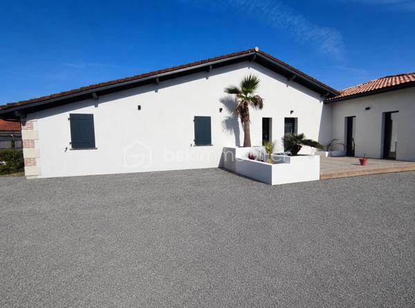 [ PLAIN PIED / 4 CHAMBRES DONT SUITE PARENTALE / PIÈCE VIE 64 M² / BELLES PRESTATIONS / PISCINE / GARAGE / POOL HOUSE / STATIONNEMENTS / TERRAIN DE PÉTANQUE / GARANTIES DÉCENNALES JUSQU'À 2035 ]

Venez découvrir cette villa familiale qui remplit tous les critères de la maison familiale idéale : lumineuse, bien agencée, fraîchement refaite à neuf et étendue, aux prestations soignées et de bon goût ! 

À Gujan-Mestras, dans le quartier de Mestras, à 2 km de la gare et de la mairie, à 2 km du littoral, et à 1 km des commerces, cette maison se situe dans une rue calme non loin de la forêt séparant Gujan-Mestras du Teich. 
Elle est desservie par les bus, avec plusieurs arrêts à 500m de la maison.

Entièrement refaite à neuf (+ extension) en 2025, vous disposerez de garanties décennales vous assurant une tranquillité d'esprit pour plusieurs années.  

Bien pensée et bien agencée, sur un seul niveau, elle se compose ainsi : 

-> Côté jour, une pièce de vie de 64 m² avec :
     - Superbe charpente apparente
     - Cheminée à foyer fermé 
     - Cuisine ouverte 
     - Triple exposition : ouest, sud, et est
     - Baie à galandage de 4.5 m ouvrant sur la terrasse

-> Côté nuit :
     - Suite parentale de 27 m² avec baie à galandage (1.5m) donnant vue sur la piscine, et équipée d'une salle de bain avec douche et baignoire + dressing + WC privatif 
     - 3 belles chambres de 10,5 m², 12 m² et 14 m² 
     - Salle d'eau spacieuse 
     - Cellier avec porte de service 

-> À l'extérieur : 
     - Piscine maçonnée 6*3 m
     - Pool House (en cours d'aménagement - vendu terminé)
     - Terrain de pétanque
     - Garage 26 m² (en cours de construction - vendu terminé)
     - Stationnement pour plusieurs véhicules

Pour le confort, la maison est équipée d'une pompe à chaleur réversible (chauffage + climatisation) et d'une cheminée à foyer fermé. 
Elle a déjà été pensée pour le raccordement des panneaux solaires et l'installation d'une cave à vin. 

Vous apprécierez les matériaux qualitatifs et aux dernières tendances : travertin véritable au sol, zelliges, baies alu à galandage, charpente traditionnelle apparente, etc. 
 -----