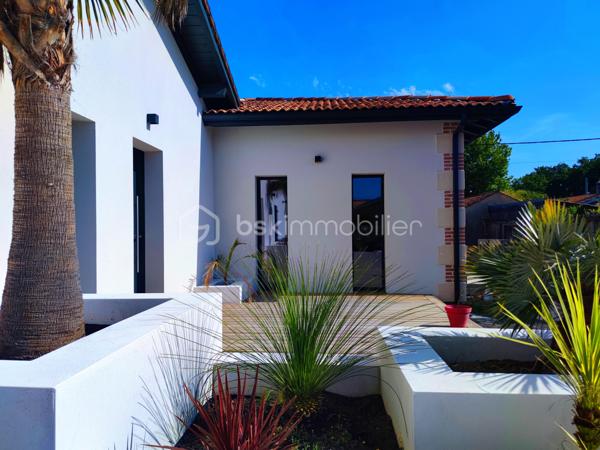 [ PLAIN PIED / 4 CHAMBRES DONT SUITE PARENTALE / PIÈCE VIE 64 M² / BELLES PRESTATIONS / PISCINE / GARAGE / POOL HOUSE / STATIONNEMENTS / TERRAIN DE PÉTANQUE / GARANTIES DÉCENNALES JUSQU'À 2035 ]

Venez découvrir cette villa familiale qui remplit tous les critères de la maison familiale idéale : lumineuse, bien agencée, fraîchement refaite à neuf et étendue, aux prestations soignées et de bon goût ! 

À Gujan-Mestras, dans le quartier de Mestras, à 2 km de la gare et de la mairie, à 2 km du littoral, et à 1 km des commerces, cette maison se situe dans une rue calme non loin de la forêt séparant Gujan-Mestras du Teich. 
Elle est desservie par les bus, avec plusieurs arrêts à 500m de la maison.

Entièrement refaite à neuf (+ extension) en 2025, vous disposerez de garanties décennales vous assurant une tranquillité d'esprit pour plusieurs années.  

Bien pensée et bien agencée, sur un seul niveau, elle se compose ainsi : 

-> Côté jour, une pièce de vie de 64 m² avec :
     - Superbe charpente apparente
     - Cheminée à foyer fermé 
     - Cuisine ouverte 
     - Triple exposition : ouest, sud, et est
     - Baie à galandage de 4.5 m ouvrant sur la terrasse

-> Côté nuit :
     - Suite parentale de 27 m² avec baie à galandage (1.5m) donnant vue sur la piscine, et équipée d'une salle de bain avec douche et baignoire + dressing + WC privatif 
     - 3 belles chambres de 10,5 m², 12 m² et 14 m² 
     - Salle d'eau spacieuse 
     - Cellier avec porte de service 

-> À l'extérieur : 
     - Piscine maçonnée 6*3 m
     - Pool House (en cours d'aménagement - vendu terminé)
     - Terrain de pétanque
     - Garage 26 m² (en cours de construction - vendu terminé)
     - Stationnement pour plusieurs véhicules

Pour le confort, la maison est équipée d'une pompe à chaleur réversible (chauffage + climatisation) et d'une cheminée à foyer fermé. 
Elle a déjà été pensée pour le raccordement des panneaux solaires et l'installation d'une cave à vin. 

Vous apprécierez les matériaux qualitatifs et aux dernières tendances : travertin véritable au sol, zelliges, baies alu à galandage, charpente traditionnelle apparente, etc. 
 -----