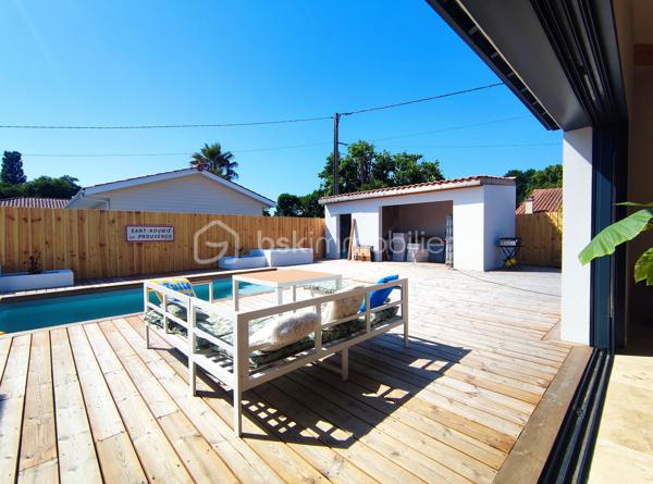 [ PLAIN PIED / 4 CHAMBRES DONT SUITE PARENTALE / PIÈCE VIE 64 M² / BELLES PRESTATIONS / PISCINE / GARAGE / POOL HOUSE / STATIONNEMENTS / TERRAIN DE PÉTANQUE / GARANTIES DÉCENNALES JUSQU'À 2035 ]

Venez découvrir cette villa familiale qui remplit tous les critères de la maison familiale idéale : lumineuse, bien agencée, fraîchement refaite à neuf et étendue, aux prestations soignées et de bon goût ! 

À Gujan-Mestras, dans le quartier de Mestras, à 2 km de la gare et de la mairie, à 2 km du littoral, et à 1 km des commerces, cette maison se situe dans une rue calme non loin de la forêt séparant Gujan-Mestras du Teich. 
Elle est desservie par les bus, avec plusieurs arrêts à 500m de la maison.

Entièrement refaite à neuf (+ extension) en 2025, vous disposerez de garanties décennales vous assurant une tranquillité d'esprit pour plusieurs années.  

Bien pensée et bien agencée, sur un seul niveau, elle se compose ainsi : 

-> Côté jour, une pièce de vie de 64 m² avec :
     - Superbe charpente apparente
     - Cheminée à foyer fermé 
     - Cuisine ouverte 
     - Triple exposition : ouest, sud, et est
     - Baie à galandage de 4.5 m ouvrant sur la terrasse

-> Côté nuit :
     - Suite parentale de 27 m² avec baie à galandage (1.5m) donnant vue sur la piscine, et équipée d'une salle de bain avec douche et baignoire + dressing + WC privatif 
     - 3 belles chambres de 10,5 m², 12 m² et 14 m² 
     - Salle d'eau spacieuse 
     - Cellier avec porte de service 

-> À l'extérieur : 
     - Piscine maçonnée 6*3 m
     - Pool House (en cours d'aménagement - vendu terminé)
     - Terrain de pétanque
     - Garage 26 m² (en cours de construction - vendu terminé)
     - Stationnement pour plusieurs véhicules

Pour le confort, la maison est équipée d'une pompe à chaleur réversible (chauffage + climatisation) et d'une cheminée à foyer fermé. 
Elle a déjà été pensée pour le raccordement des panneaux solaires et l'installation d'une cave à vin. 

Vous apprécierez les matériaux qualitatifs et aux dernières tendances : travertin véritable au sol, zelliges, baies alu à galandage, charpente traditionnelle apparente, etc. 
 -----