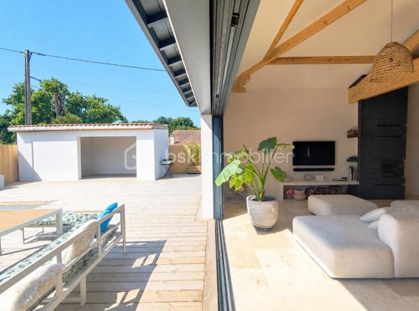[ PLAIN PIED / 4 CHAMBRES DONT SUITE PARENTALE / PIÈCE VIE 64 M² / BELLES PRESTATIONS / PISCINE / GARAGE / POOL HOUSE / STATIONNEMENTS / TERRAIN DE PÉTANQUE / GARANTIES DÉCENNALES JUSQU'À 2035 ]

Venez découvrir cette villa familiale qui remplit tous les critères de la maison familiale idéale : lumineuse, bien agencée, fraîchement refaite à neuf et étendue, aux prestations soignées et de bon goût ! 

À Gujan-Mestras, dans le quartier de Mestras, à 2 km de la gare et de la mairie, à 2 km du littoral, et à 1 km des commerces, cette maison se situe dans une rue calme non loin de la forêt séparant Gujan-Mestras du Teich. 
Elle est desservie par les bus, avec plusieurs arrêts à 500m de la maison.

Entièrement refaite à neuf (+ extension) en 2025, vous disposerez de garanties décennales vous assurant une tranquillité d'esprit pour plusieurs années.  

Bien pensée et bien agencée, sur un seul niveau, elle se compose ainsi : 

-> Côté jour, une pièce de vie de 64 m² avec :
     - Superbe charpente apparente
     - Cheminée à foyer fermé 
     - Cuisine ouverte 
     - Triple exposition : ouest, sud, et est
     - Baie à galandage de 4.5 m ouvrant sur la terrasse

-> Côté nuit :
     - Suite parentale de 27 m² avec baie à galandage (1.5m) donnant vue sur la piscine, et équipée d'une salle de bain avec douche et baignoire + dressing + WC privatif 
     - 3 belles chambres de 10,5 m², 12 m² et 14 m² 
     - Salle d'eau spacieuse 
     - Cellier avec porte de service 

-> À l'extérieur : 
     - Piscine maçonnée 6*3 m
     - Pool House (en cours d'aménagement - vendu terminé)
     - Terrain de pétanque
     - Garage 26 m² (en cours de construction - vendu terminé)
     - Stationnement pour plusieurs véhicules

Pour le confort, la maison est équipée d'une pompe à chaleur réversible (chauffage + climatisation) et d'une cheminée à foyer fermé. 
Elle a déjà été pensée pour le raccordement des panneaux solaires et l'installation d'une cave à vin. 

Vous apprécierez les matériaux qualitatifs et aux dernières tendances : travertin véritable au sol, zelliges, baies alu à galandage, charpente traditionnelle apparente, etc. 
 -----