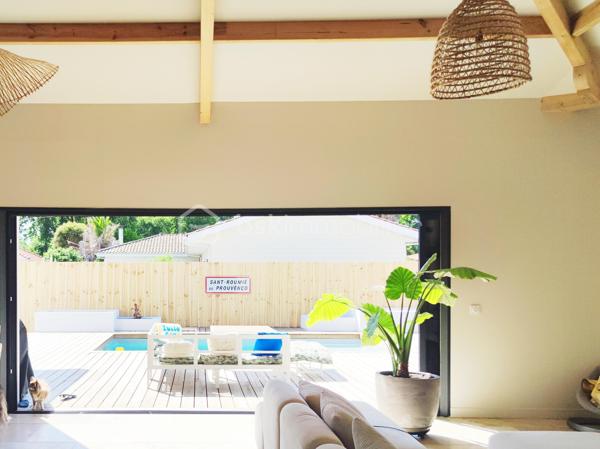 [ PLAIN PIED / 4 CHAMBRES DONT SUITE PARENTALE / PIÈCE VIE 64 M² / BELLES PRESTATIONS / PISCINE / GARAGE / POOL HOUSE / STATIONNEMENTS / TERRAIN DE PÉTANQUE / GARANTIES DÉCENNALES JUSQU'À 2035 ]

Venez découvrir cette villa familiale qui remplit tous les critères de la maison familiale idéale : lumineuse, bien agencée, fraîchement refaite à neuf et étendue, aux prestations soignées et de bon goût ! 

À Gujan-Mestras, dans le quartier de Mestras, à 2 km de la gare et de la mairie, à 2 km du littoral, et à 1 km des commerces, cette maison se situe dans une rue calme non loin de la forêt séparant Gujan-Mestras du Teich. 
Elle est desservie par les bus, avec plusieurs arrêts à 500m de la maison.

Entièrement refaite à neuf (+ extension) en 2025, vous disposerez de garanties décennales vous assurant une tranquillité d'esprit pour plusieurs années.  

Bien pensée et bien agencée, sur un seul niveau, elle se compose ainsi : 

-> Côté jour, une pièce de vie de 64 m² avec :
     - Superbe charpente apparente
     - Cheminée à foyer fermé 
     - Cuisine ouverte 
     - Triple exposition : ouest, sud, et est
     - Baie à galandage de 4.5 m ouvrant sur la terrasse

-> Côté nuit :
     - Suite parentale de 27 m² avec baie à galandage (1.5m) donnant vue sur la piscine, et équipée d'une salle de bain avec douche et baignoire + dressing + WC privatif 
     - 3 belles chambres de 10,5 m², 12 m² et 14 m² 
     - Salle d'eau spacieuse 
     - Cellier avec porte de service 

-> À l'extérieur : 
     - Piscine maçonnée 6*3 m
     - Pool House (en cours d'aménagement - vendu terminé)
     - Terrain de pétanque
     - Garage 26 m² (en cours de construction - vendu terminé)
     - Stationnement pour plusieurs véhicules

Pour le confort, la maison est équipée d'une pompe à chaleur réversible (chauffage + climatisation) et d'une cheminée à foyer fermé. 
Elle a déjà été pensée pour le raccordement des panneaux solaires et l'installation d'une cave à vin. 

Vous apprécierez les matériaux qualitatifs et aux dernières tendances : travertin véritable au sol, zelliges, baies alu à galandage, charpente traditionnelle apparente, etc. 
 -----