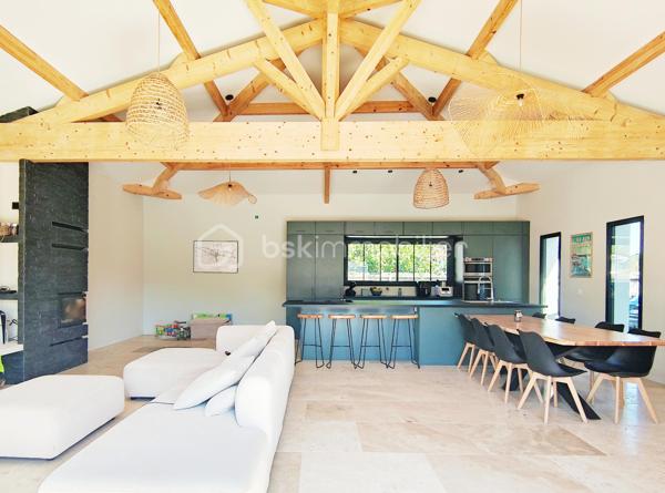[ PLAIN PIED / 4 CHAMBRES DONT SUITE PARENTALE / PIÈCE VIE 64 M² / BELLES PRESTATIONS / PISCINE / GARAGE / POOL HOUSE / STATIONNEMENTS / TERRAIN DE PÉTANQUE / GARANTIES DÉCENNALES JUSQU'À 2035 ]

Venez découvrir cette villa familiale qui remplit tous les critères de la maison familiale idéale : lumineuse, bien agencée, fraîchement refaite à neuf et étendue, aux prestations soignées et de bon goût ! 

À Gujan-Mestras, dans le quartier de Mestras, à 2 km de la gare et de la mairie, à 2 km du littoral, et à 1 km des commerces, cette maison se situe dans une rue calme non loin de la forêt séparant Gujan-Mestras du Teich. 
Elle est desservie par les bus, avec plusieurs arrêts à 500m de la maison.

Entièrement refaite à neuf (+ extension) en 2025, vous disposerez de garanties décennales vous assurant une tranquillité d'esprit pour plusieurs années.  

Bien pensée et bien agencée, sur un seul niveau, elle se compose ainsi : 

-> Côté jour, une pièce de vie de 64 m² avec :
     - Superbe charpente apparente
     - Cheminée à foyer fermé 
     - Cuisine ouverte 
     - Triple exposition : ouest, sud, et est
     - Baie à galandage de 4.5 m ouvrant sur la terrasse

-> Côté nuit :
     - Suite parentale de 27 m² avec baie à galandage (1.5m) donnant vue sur la piscine, et équipée d'une salle de bain avec douche et baignoire + dressing + WC privatif 
     - 3 belles chambres de 10,5 m², 12 m² et 14 m² 
     - Salle d'eau spacieuse 
     - Cellier avec porte de service 

-> À l'extérieur : 
     - Piscine maçonnée 6*3 m
     - Pool House (en cours d'aménagement - vendu terminé)
     - Terrain de pétanque
     - Garage 26 m² (en cours de construction - vendu terminé)
     - Stationnement pour plusieurs véhicules

Pour le confort, la maison est équipée d'une pompe à chaleur réversible (chauffage + climatisation) et d'une cheminée à foyer fermé. 
Elle a déjà été pensée pour le raccordement des panneaux solaires et l'installation d'une cave à vin. 

Vous apprécierez les matériaux qualitatifs et aux dernières tendances : travertin véritable au sol, zelliges, baies alu à galandage, charpente traditionnelle apparente, etc. 
 -----