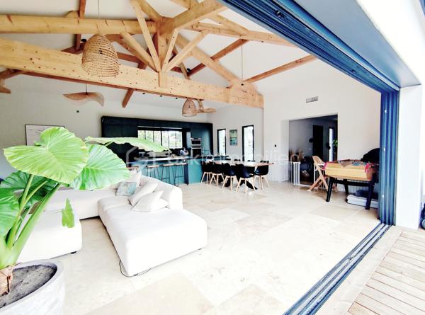 [ PLAIN PIED / 4 CHAMBRES DONT SUITE PARENTALE / PIÈCE VIE 64 M² / BELLES PRESTATIONS / PISCINE / GARAGE / POOL HOUSE / STATIONNEMENTS / TERRAIN DE PÉTANQUE / GARANTIES DÉCENNALES JUSQU'À 2035 ]

Venez découvrir cette villa familiale qui remplit tous les critères de la maison familiale idéale : lumineuse, bien agencée, fraîchement refaite à neuf et étendue, aux prestations soignées et de bon goût ! 

À Gujan-Mestras, dans le quartier de Mestras, à 2 km de la gare et de la mairie, à 2 km du littoral, et à 1 km des commerces, cette maison se situe dans une rue calme non loin de la forêt séparant Gujan-Mestras du Teich. 
Elle est desservie par les bus, avec plusieurs arrêts à 500m de la maison.

Entièrement refaite à neuf (+ extension) en 2025, vous disposerez de garanties décennales vous assurant une tranquillité d'esprit pour plusieurs années.  

Bien pensée et bien agencée, sur un seul niveau, elle se compose ainsi : 

-> Côté jour, une pièce de vie de 64 m² avec :
     - Superbe charpente apparente
     - Cheminée à foyer fermé 
     - Cuisine ouverte 
     - Triple exposition : ouest, sud, et est
     - Baie à galandage de 4.5 m ouvrant sur la terrasse

-> Côté nuit :
     - Suite parentale de 27 m² avec baie à galandage (1.5m) donnant vue sur la piscine, et équipée d'une salle de bain avec douche et baignoire + dressing + WC privatif 
     - 3 belles chambres de 10,5 m², 12 m² et 14 m² 
     - Salle d'eau spacieuse 
     - Cellier avec porte de service 

-> À l'extérieur : 
     - Piscine maçonnée 6*3 m
     - Pool House (en cours d'aménagement - vendu terminé)
     - Terrain de pétanque
     - Garage 26 m² (en cours de construction - vendu terminé)
     - Stationnement pour plusieurs véhicules

Pour le confort, la maison est équipée d'une pompe à chaleur réversible (chauffage + climatisation) et d'une cheminée à foyer fermé. 
Elle a déjà été pensée pour le raccordement des panneaux solaires et l'installation d'une cave à vin. 

Vous apprécierez les matériaux qualitatifs et aux dernières tendances : travertin véritable au sol, zelliges, baies alu à galandage, charpente traditionnelle apparente, etc. 
 -----