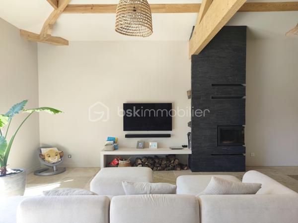 [ PLAIN PIED / 4 CHAMBRES DONT SUITE PARENTALE / PIÈCE VIE 64 M² / BELLES PRESTATIONS / PISCINE / GARAGE / POOL HOUSE / STATIONNEMENTS / TERRAIN DE PÉTANQUE / GARANTIES DÉCENNALES JUSQU'À 2035 ]

Venez découvrir cette villa familiale qui remplit tous les critères de la maison familiale idéale : lumineuse, bien agencée, fraîchement refaite à neuf et étendue, aux prestations soignées et de bon goût ! 

À Gujan-Mestras, dans le quartier de Mestras, à 2 km de la gare et de la mairie, à 2 km du littoral, et à 1 km des commerces, cette maison se situe dans une rue calme non loin de la forêt séparant Gujan-Mestras du Teich. 
Elle est desservie par les bus, avec plusieurs arrêts à 500m de la maison.

Entièrement refaite à neuf (+ extension) en 2025, vous disposerez de garanties décennales vous assurant une tranquillité d'esprit pour plusieurs années.  

Bien pensée et bien agencée, sur un seul niveau, elle se compose ainsi : 

-> Côté jour, une pièce de vie de 64 m² avec :
     - Superbe charpente apparente
     - Cheminée à foyer fermé 
     - Cuisine ouverte 
     - Triple exposition : ouest, sud, et est
     - Baie à galandage de 4.5 m ouvrant sur la terrasse

-> Côté nuit :
     - Suite parentale de 27 m² avec baie à galandage (1.5m) donnant vue sur la piscine, et équipée d'une salle de bain avec douche et baignoire + dressing + WC privatif 
     - 3 belles chambres de 10,5 m², 12 m² et 14 m² 
     - Salle d'eau spacieuse 
     - Cellier avec porte de service 

-> À l'extérieur : 
     - Piscine maçonnée 6*3 m
     - Pool House (en cours d'aménagement - vendu terminé)
     - Terrain de pétanque
     - Garage 26 m² (en cours de construction - vendu terminé)
     - Stationnement pour plusieurs véhicules

Pour le confort, la maison est équipée d'une pompe à chaleur réversible (chauffage + climatisation) et d'une cheminée à foyer fermé. 
Elle a déjà été pensée pour le raccordement des panneaux solaires et l'installation d'une cave à vin. 

Vous apprécierez les matériaux qualitatifs et aux dernières tendances : travertin véritable au sol, zelliges, baies alu à galandage, charpente traditionnelle apparente, etc. 
 -----