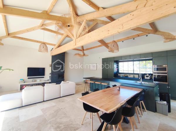 [ PLAIN PIED / 4 CHAMBRES DONT SUITE PARENTALE / PIÈCE VIE 64 M² / BELLES PRESTATIONS / PISCINE / GARAGE / POOL HOUSE / STATIONNEMENTS / TERRAIN DE PÉTANQUE / GARANTIES DÉCENNALES JUSQU'À 2035 ]

Venez découvrir cette villa familiale qui remplit tous les critères de la maison familiale idéale : lumineuse, bien agencée, fraîchement refaite à neuf et étendue, aux prestations soignées et de bon goût ! 

À Gujan-Mestras, dans le quartier de Mestras, à 2 km de la gare et de la mairie, à 2 km du littoral, et à 1 km des commerces, cette maison se situe dans une rue calme non loin de la forêt séparant Gujan-Mestras du Teich. 
Elle est desservie par les bus, avec plusieurs arrêts à 500m de la maison.

Entièrement refaite à neuf (+ extension) en 2025, vous disposerez de garanties décennales vous assurant une tranquillité d'esprit pour plusieurs années.  

Bien pensée et bien agencée, sur un seul niveau, elle se compose ainsi : 

-> Côté jour, une pièce de vie de 64 m² avec :
     - Superbe charpente apparente
     - Cheminée à foyer fermé 
     - Cuisine ouverte 
     - Triple exposition : ouest, sud, et est
     - Baie à galandage de 4.5 m ouvrant sur la terrasse

-> Côté nuit :
     - Suite parentale de 27 m² avec baie à galandage (1.5m) donnant vue sur la piscine, et équipée d'une salle de bain avec douche et baignoire + dressing + WC privatif 
     - 3 belles chambres de 10,5 m², 12 m² et 14 m² 
     - Salle d'eau spacieuse 
     - Cellier avec porte de service 

-> À l'extérieur : 
     - Piscine maçonnée 6*3 m
     - Pool House (en cours d'aménagement - vendu terminé)
     - Terrain de pétanque
     - Garage 26 m² (en cours de construction - vendu terminé)
     - Stationnement pour plusieurs véhicules

Pour le confort, la maison est équipée d'une pompe à chaleur réversible (chauffage + climatisation) et d'une cheminée à foyer fermé. 
Elle a déjà été pensée pour le raccordement des panneaux solaires et l'installation d'une cave à vin. 

Vous apprécierez les matériaux qualitatifs et aux dernières tendances : travertin véritable au sol, zelliges, baies alu à galandage, charpente traditionnelle apparente, etc. 
 -----