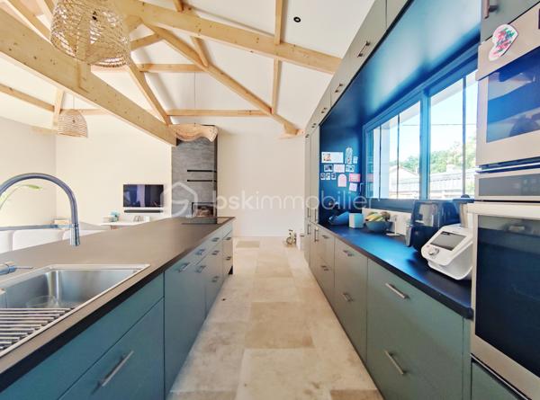 [ PLAIN PIED / 4 CHAMBRES DONT SUITE PARENTALE / PIÈCE VIE 64 M² / BELLES PRESTATIONS / PISCINE / GARAGE / POOL HOUSE / STATIONNEMENTS / TERRAIN DE PÉTANQUE / GARANTIES DÉCENNALES JUSQU'À 2035 ]

Venez découvrir cette villa familiale qui remplit tous les critères de la maison familiale idéale : lumineuse, bien agencée, fraîchement refaite à neuf et étendue, aux prestations soignées et de bon goût ! 

À Gujan-Mestras, dans le quartier de Mestras, à 2 km de la gare et de la mairie, à 2 km du littoral, et à 1 km des commerces, cette maison se situe dans une rue calme non loin de la forêt séparant Gujan-Mestras du Teich. 
Elle est desservie par les bus, avec plusieurs arrêts à 500m de la maison.

Entièrement refaite à neuf (+ extension) en 2025, vous disposerez de garanties décennales vous assurant une tranquillité d'esprit pour plusieurs années.  

Bien pensée et bien agencée, sur un seul niveau, elle se compose ainsi : 

-> Côté jour, une pièce de vie de 64 m² avec :
     - Superbe charpente apparente
     - Cheminée à foyer fermé 
     - Cuisine ouverte 
     - Triple exposition : ouest, sud, et est
     - Baie à galandage de 4.5 m ouvrant sur la terrasse

-> Côté nuit :
     - Suite parentale de 27 m² avec baie à galandage (1.5m) donnant vue sur la piscine, et équipée d'une salle de bain avec douche et baignoire + dressing + WC privatif 
     - 3 belles chambres de 10,5 m², 12 m² et 14 m² 
     - Salle d'eau spacieuse 
     - Cellier avec porte de service 

-> À l'extérieur : 
     - Piscine maçonnée 6*3 m
     - Pool House (en cours d'aménagement - vendu terminé)
     - Terrain de pétanque
     - Garage 26 m² (en cours de construction - vendu terminé)
     - Stationnement pour plusieurs véhicules

Pour le confort, la maison est équipée d'une pompe à chaleur réversible (chauffage + climatisation) et d'une cheminée à foyer fermé. 
Elle a déjà été pensée pour le raccordement des panneaux solaires et l'installation d'une cave à vin. 

Vous apprécierez les matériaux qualitatifs et aux dernières tendances : travertin véritable au sol, zelliges, baies alu à galandage, charpente traditionnelle apparente, etc. 
 -----