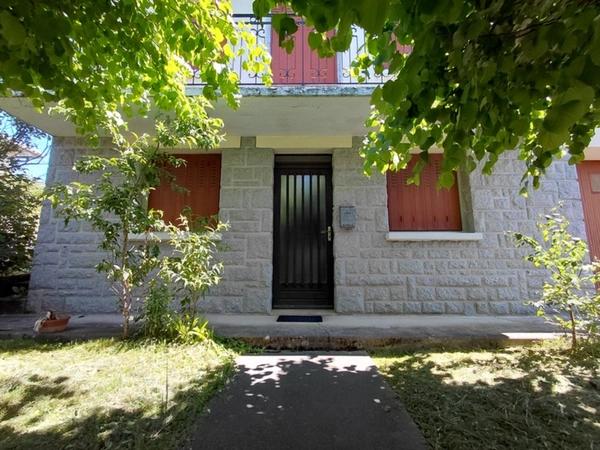 Maison familiale avec jardin et garage – Montsalvy (15120)