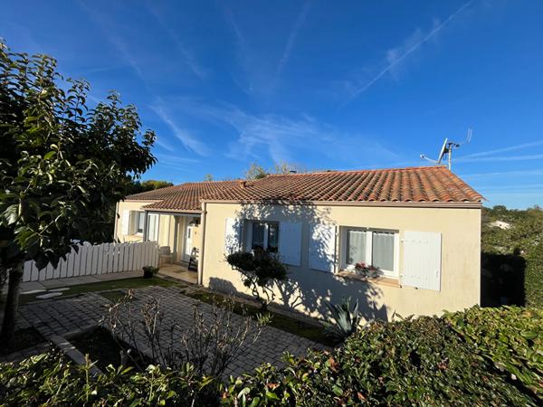 Maion LE CHAMP SAINT PERE trois chambres.