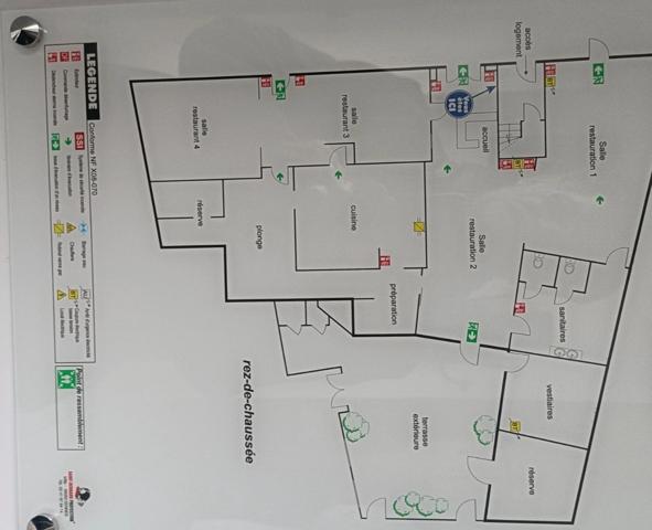 Bar restaurant à vendre SAUMUR (49) Fonds de commerce , murs plus 6 appartements.